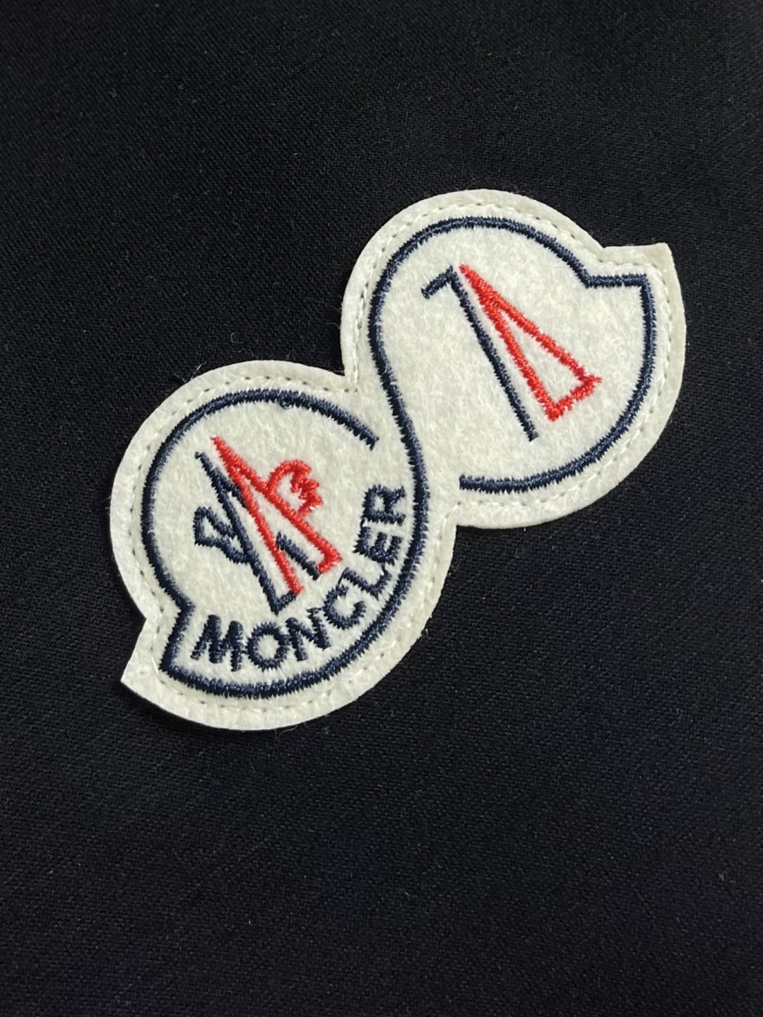 整套 Moncler 2026SS春夏新款男士短袖T恤短裤套装，定制进口客供面料，大师级剪裁！手感柔软细