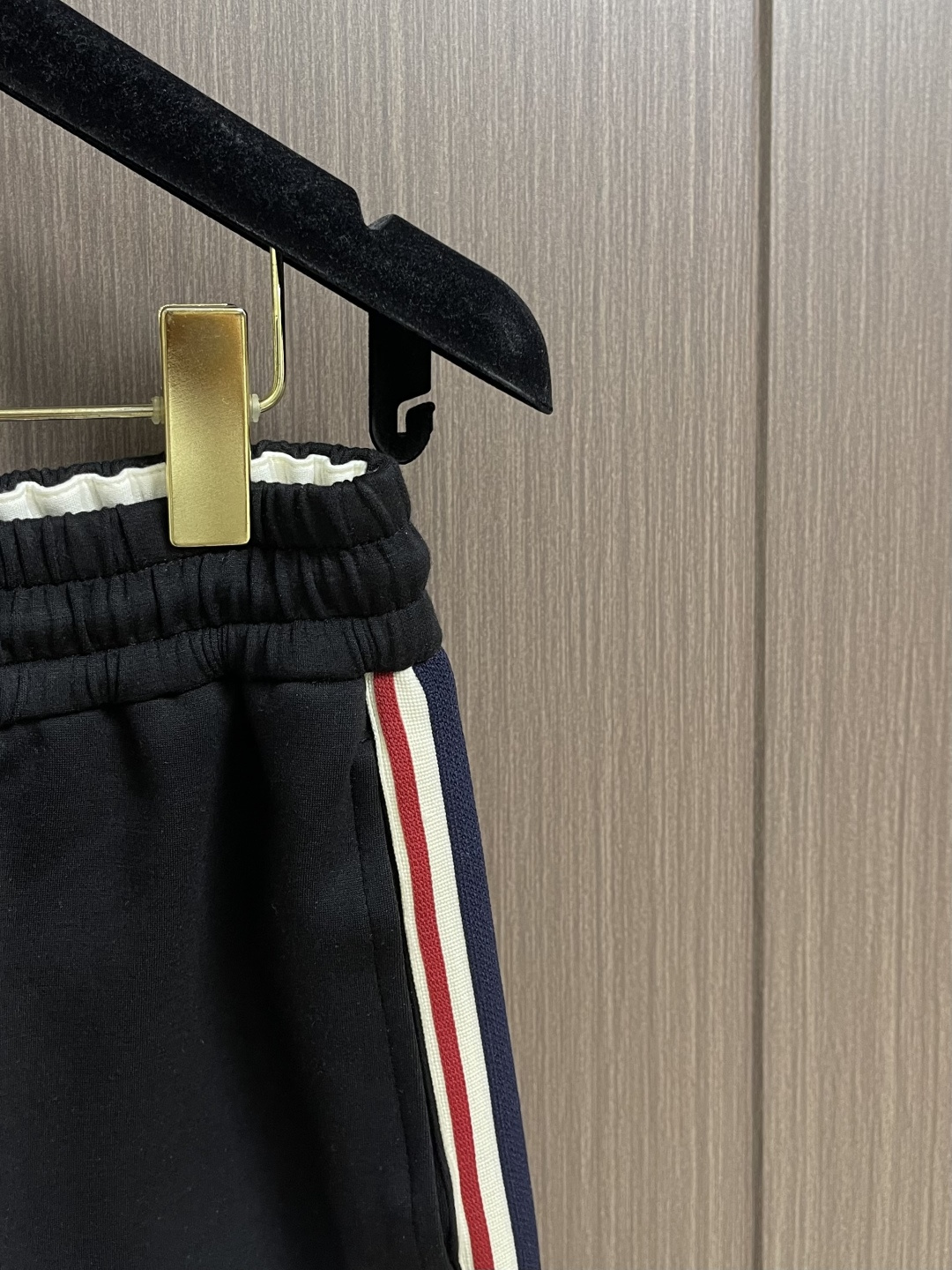 整套 Moncler 2026SS春夏新款男士短袖T恤短裤套装，定制进口客供面料，大师级剪裁！手感柔软细