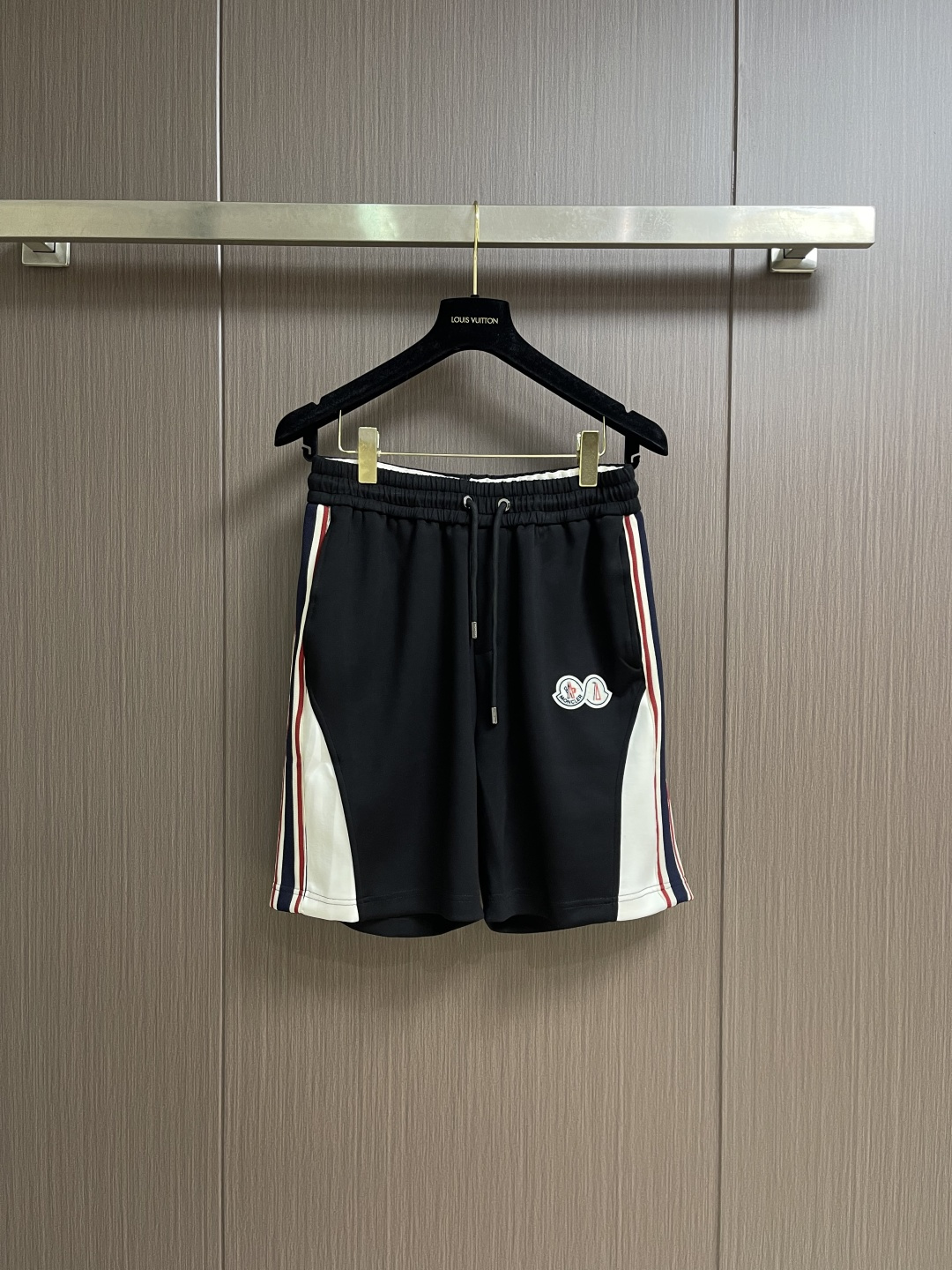 整套 Moncler 2026SS春夏新款男士短袖T恤短裤套装，定制进口客供面料，大师级剪裁！手感柔软细