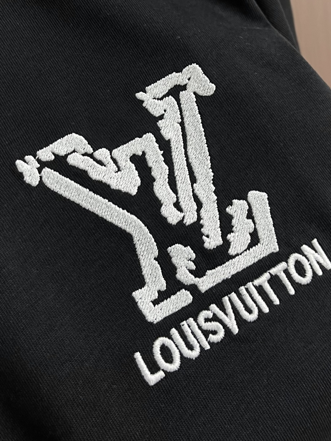 LV 字母刺绣图案短袖T恤，本款棉质短袖圆领衫的内敛色彩适宜与当季系列混合搭配。字母logo标识在胸前释