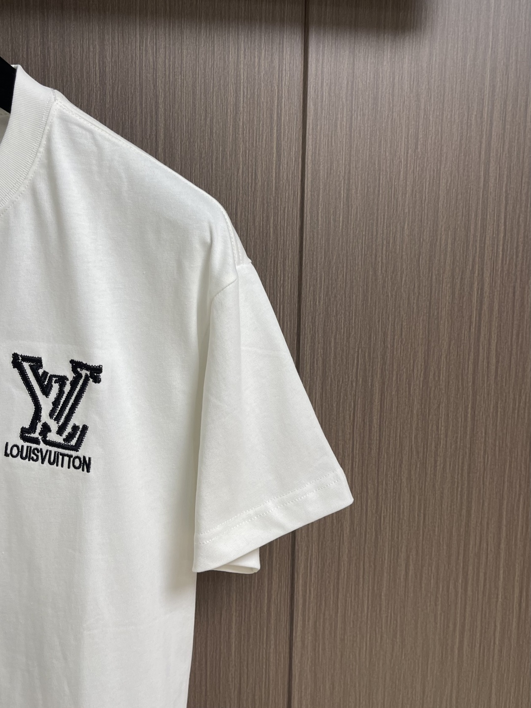 LV 字母刺绣图案短袖T恤，本款棉质短袖圆领衫的内敛色彩适宜与当季系列混合搭配。字母logo标识在胸前释