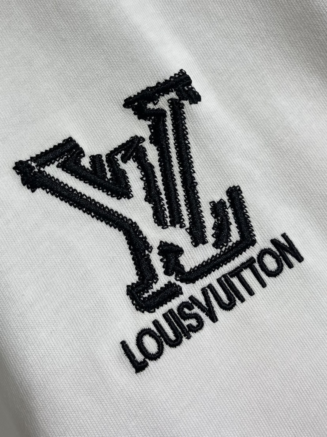 LV 字母刺绣图案短袖T恤，本款棉质短袖圆领衫的内敛色彩适宜与当季系列混合搭配。字母logo标识在胸前释