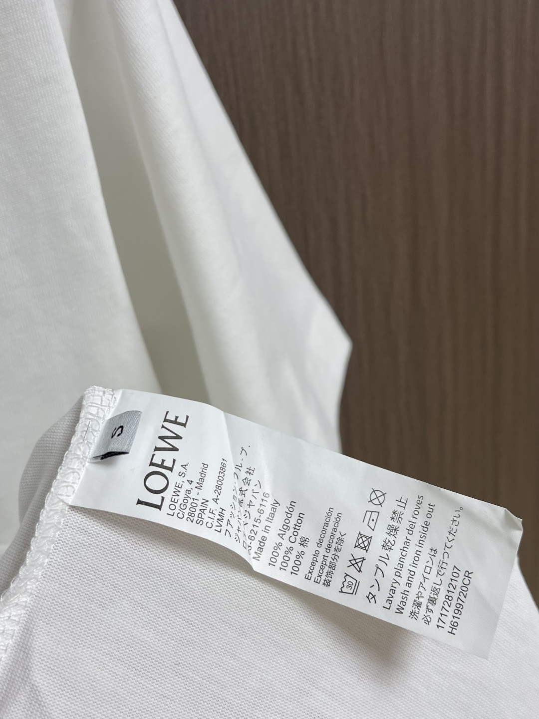 LOEWE x ON 联名款刺绣短袖T恤，采用24S特纺织紧密棉，185g；搭配32S1X1拉架螺纹，2