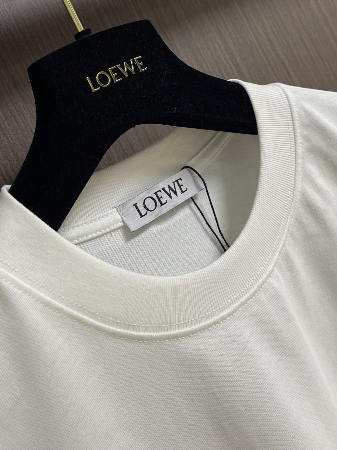 LOEWE x ON 联名款刺绣短袖T恤，采用24S特纺织紧密棉，185g；搭配32S1X1拉架螺纹，2