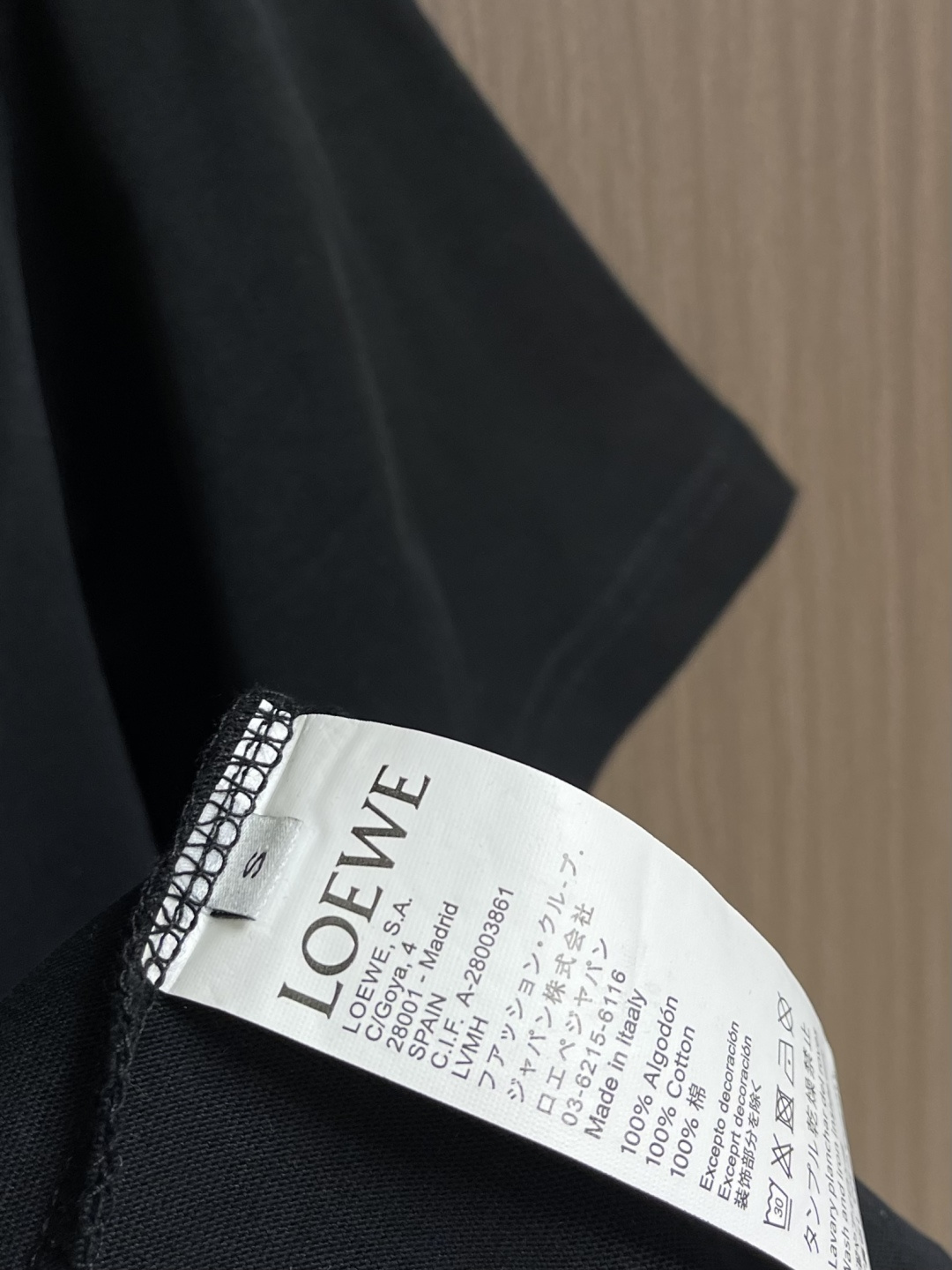 LOEWE x ON 联名款刺绣短袖T恤，采用24S特纺织紧密棉，185g；搭配32S1X1拉架螺纹，2