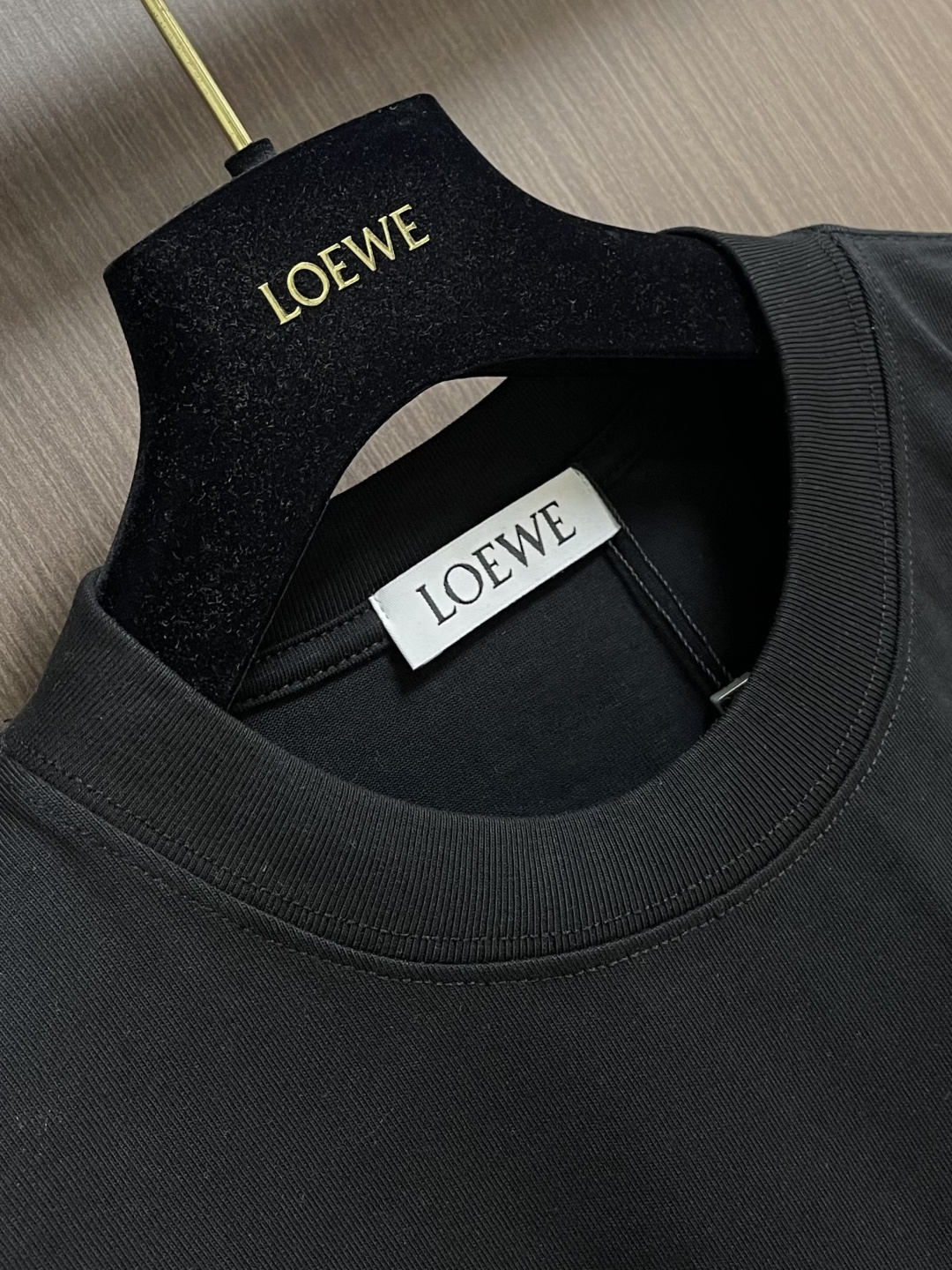 LOEWE x ON 联名款刺绣短袖T恤，采用24S特纺织紧密棉，185g；搭配32S1X1拉架螺纹，2