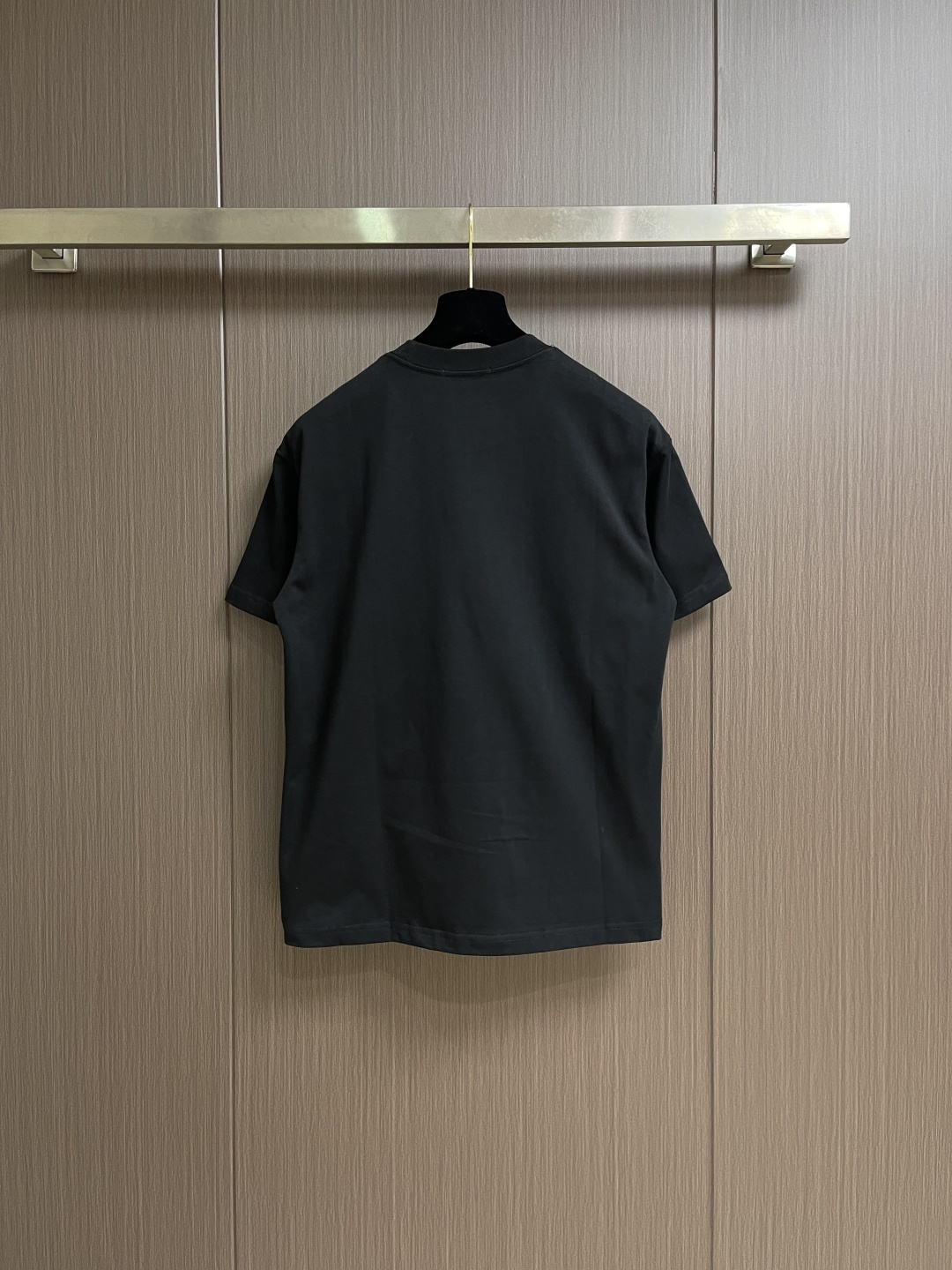 LOEWE x ON 联名款刺绣短袖T恤，采用24S特纺织紧密棉，185g；搭配32S1X1拉架螺纹，2