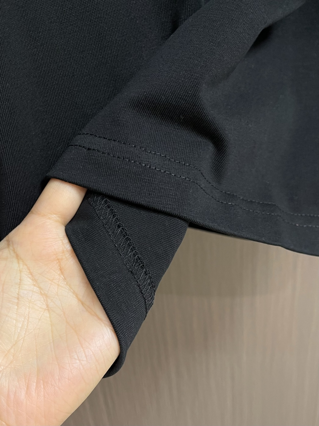 LOEWE x ON 联名款刺绣短袖T恤，采用24S特纺织紧密棉，185g；搭配32S1X1拉架螺纹，2