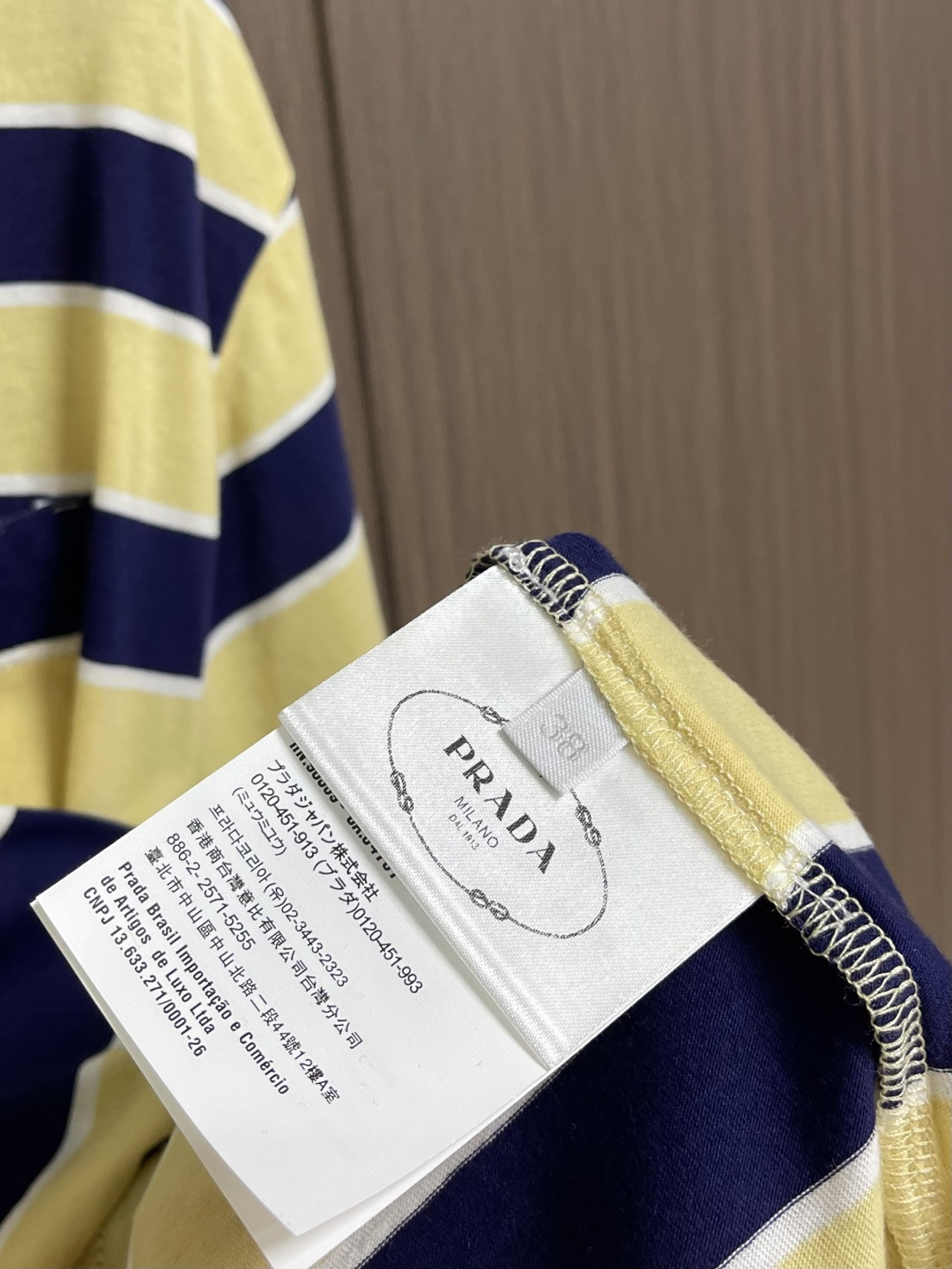 Prada 口袋标签撞色条纹短袖T恤，采用进口特供高支棉混纺面料，质地软糯厚实且具备优异的弹性回复力，久