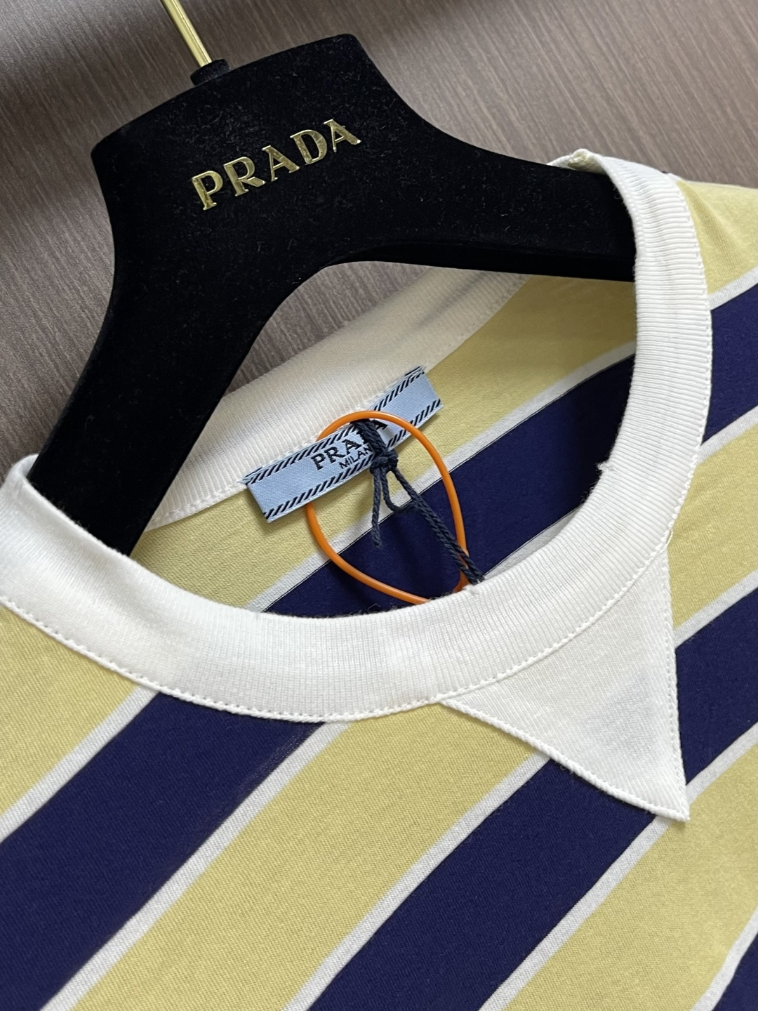 Prada 口袋标签撞色条纹短袖T恤，采用进口特供高支棉混纺面料，质地软糯厚实且具备优异的弹性回复力，久