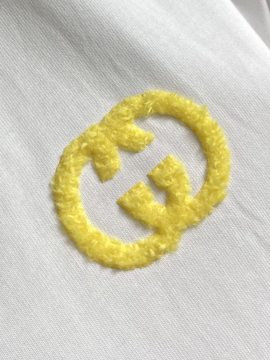 GUCCI 徽标植绒短袖T恤，采用进口特供高支双股长绒棉面料，经精梳与预缩抗皱工艺处理，质地软糯厚实且垂
