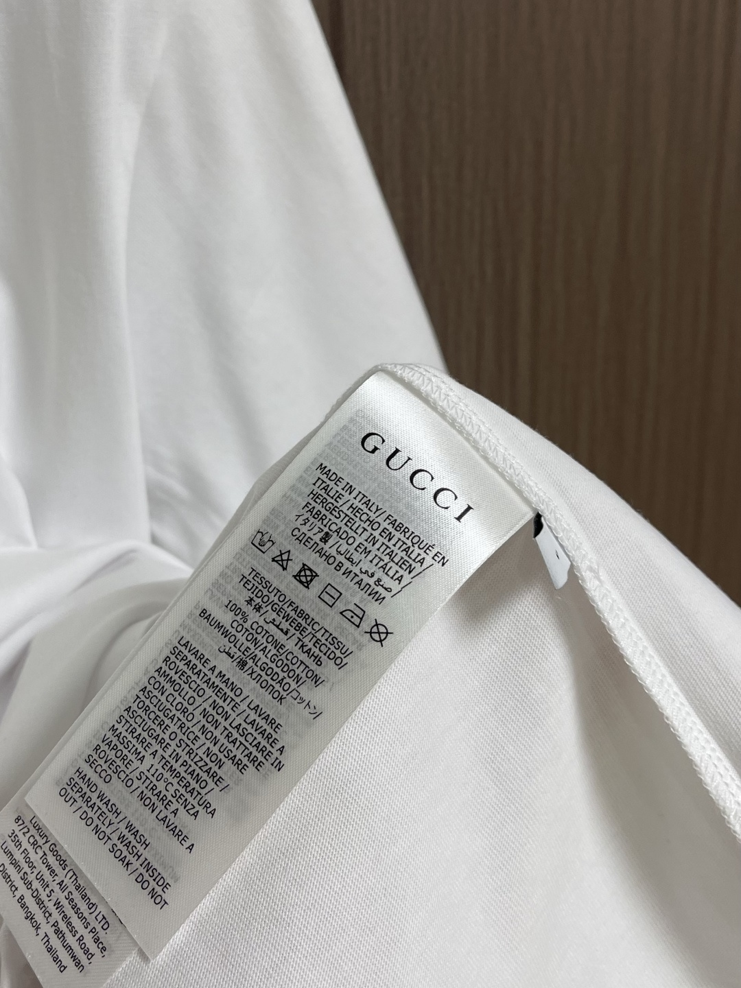 GUCCI 徽标植绒短袖T恤，采用进口特供高支双股长绒棉面料，经精梳与预缩抗皱工艺处理，质地软糯厚实且垂