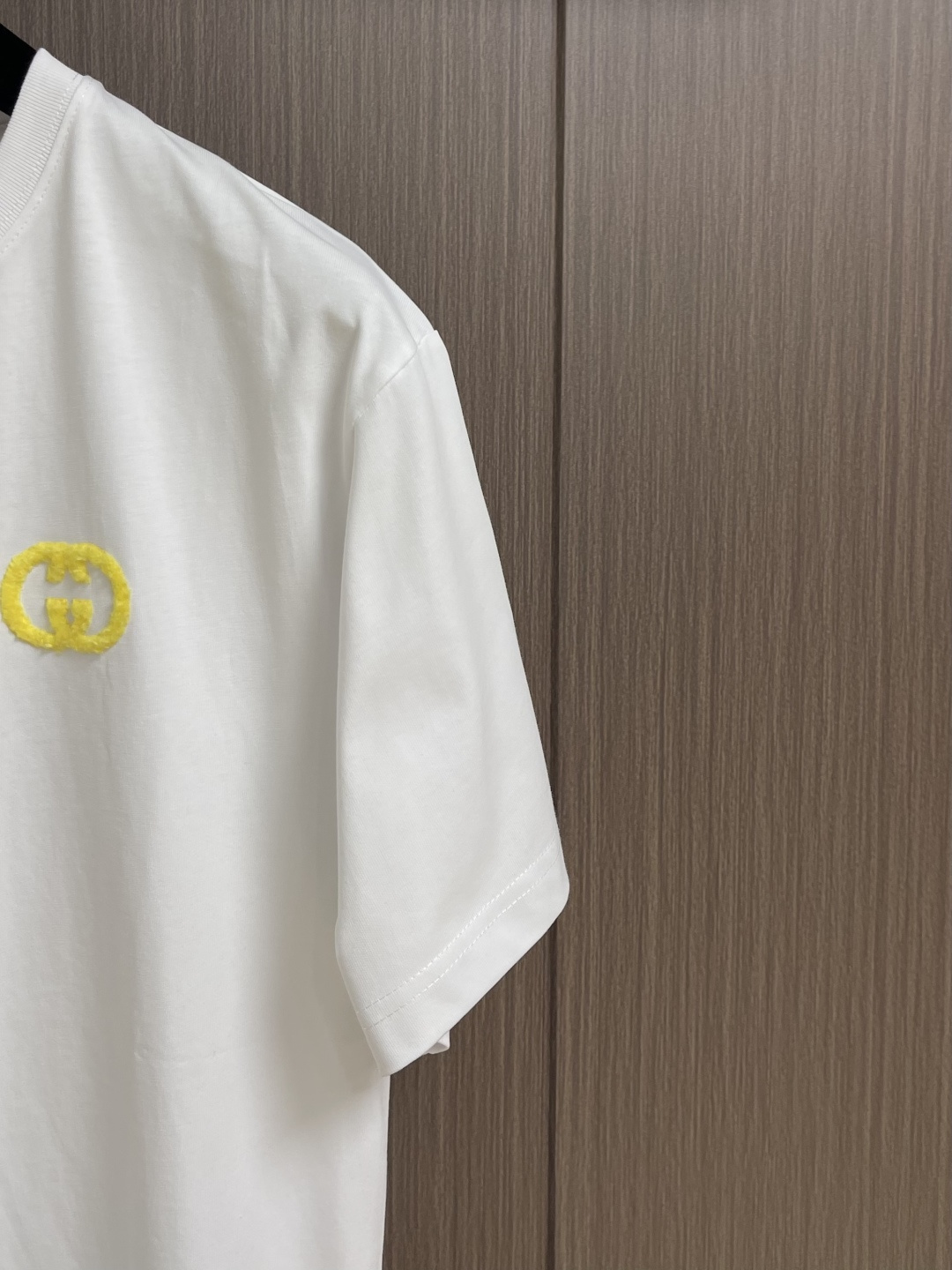 GUCCI 徽标植绒短袖T恤，采用进口特供高支双股长绒棉面料，经精梳与预缩抗皱工艺处理，质地软糯厚实且垂