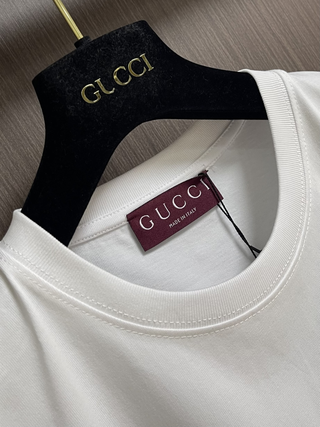 GUCCI 徽标植绒短袖T恤，采用进口特供高支双股长绒棉面料，经精梳与预缩抗皱工艺处理，质地软糯厚实且垂