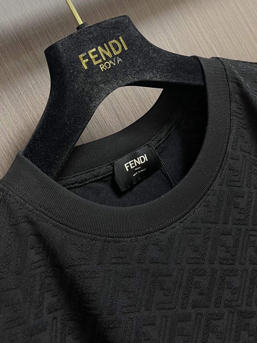 Fendi FF提花短袖T恤 定制云柔双织FF提花玄珠棉 手感柔软 舒适贴肤 以用极简白藏一场看不见的奢