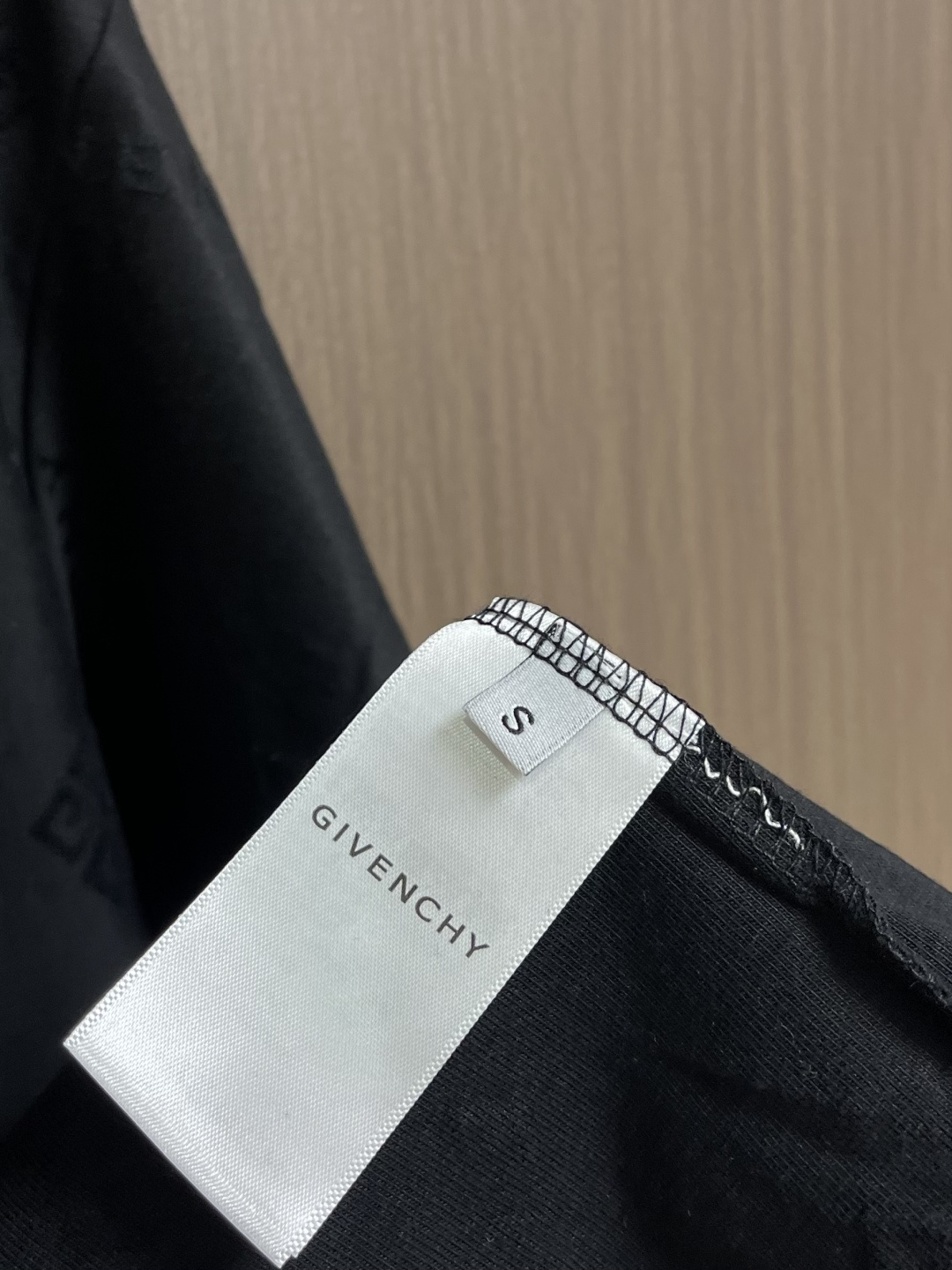 Givenchy 弹幕logo提花短袖T恤 采用60支丝光双股，面料采用长纱新疆棉双股缠绕定织而成。螺纹
