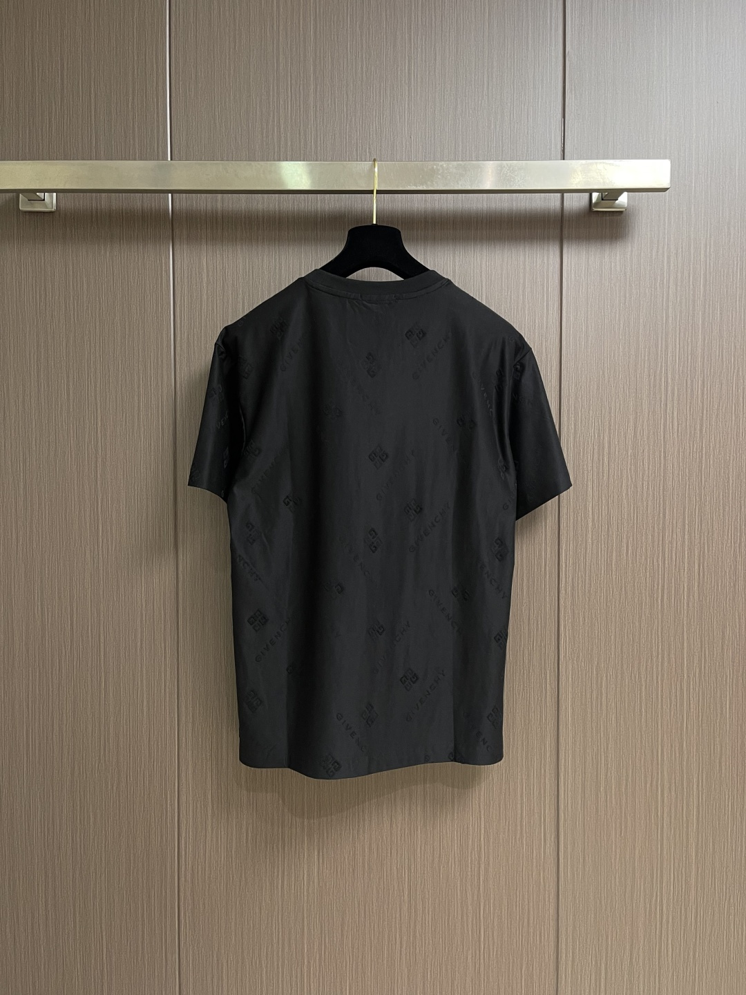 Givenchy 弹幕logo提花短袖T恤 采用60支丝光双股，面料采用长纱新疆棉双股缠绕定织而成。螺纹