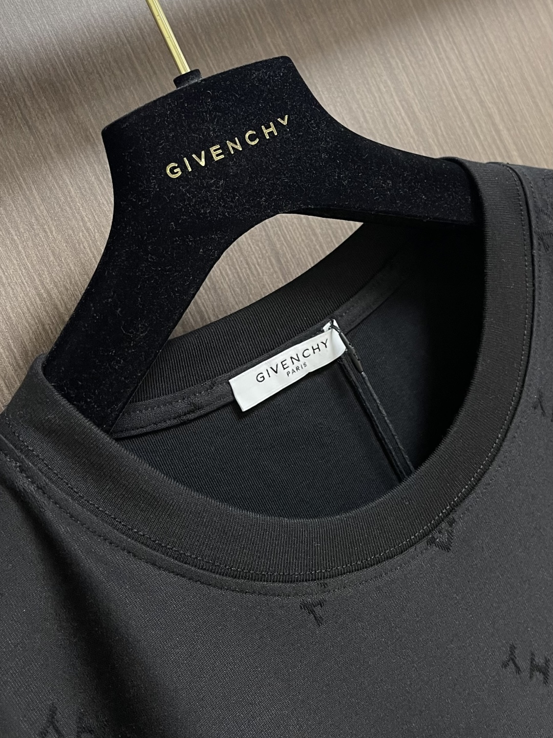 Givenchy 弹幕logo提花短袖T恤 采用60支丝光双股，面料采用长纱新疆棉双股缠绕定织而成。螺纹