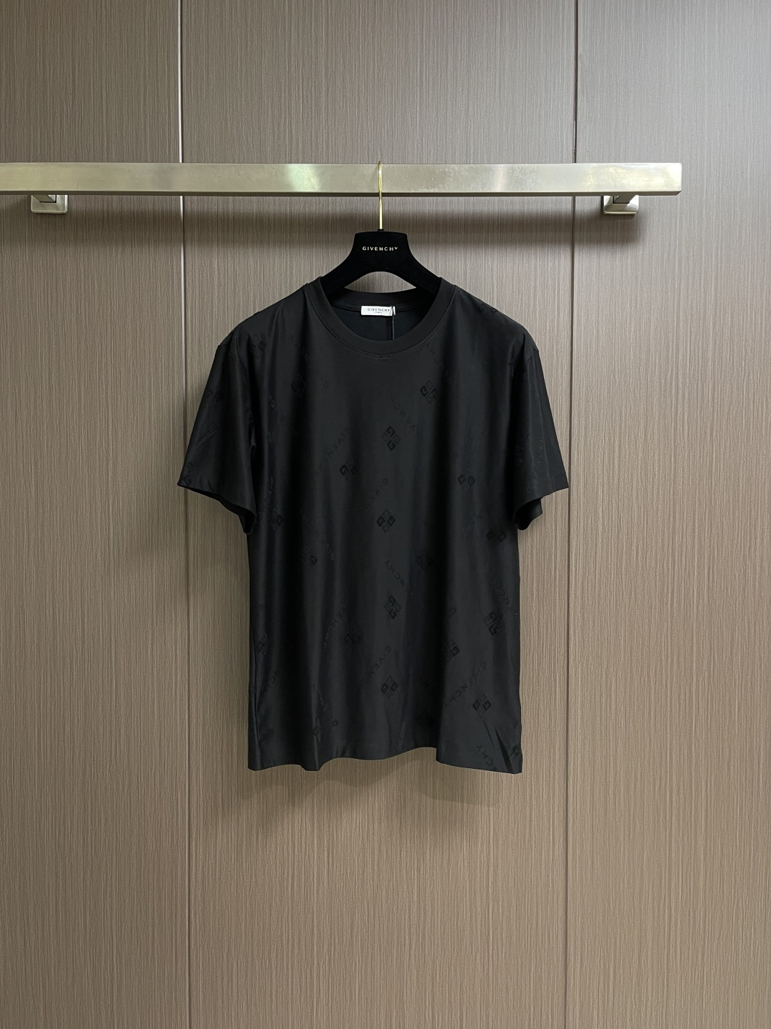 Givenchy 弹幕logo提花短袖T恤 采用60支丝光双股，面料采用长纱新疆棉双股缠绕定织而成。螺纹
