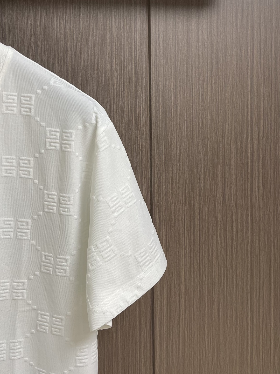 Givenchy 弹幕logo提花短袖T恤 采用60支丝光双股，面料采用长纱新疆棉双股缠绕定织而成。螺纹