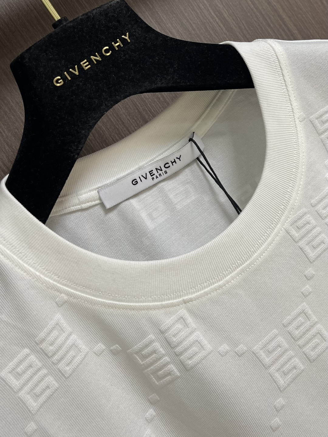 Givenchy 弹幕logo提花短袖T恤 采用60支丝光双股，面料采用长纱新疆棉双股缠绕定织而成。螺纹