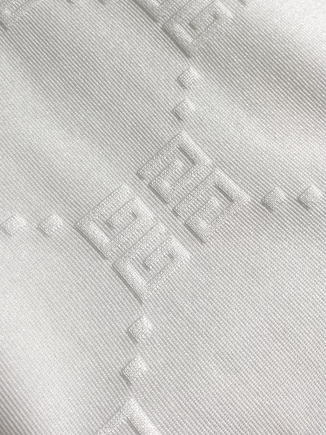 Givenchy 弹幕logo提花短袖T恤 采用60支丝光双股，面料采用长纱新疆棉双股缠绕定织而成。螺纹