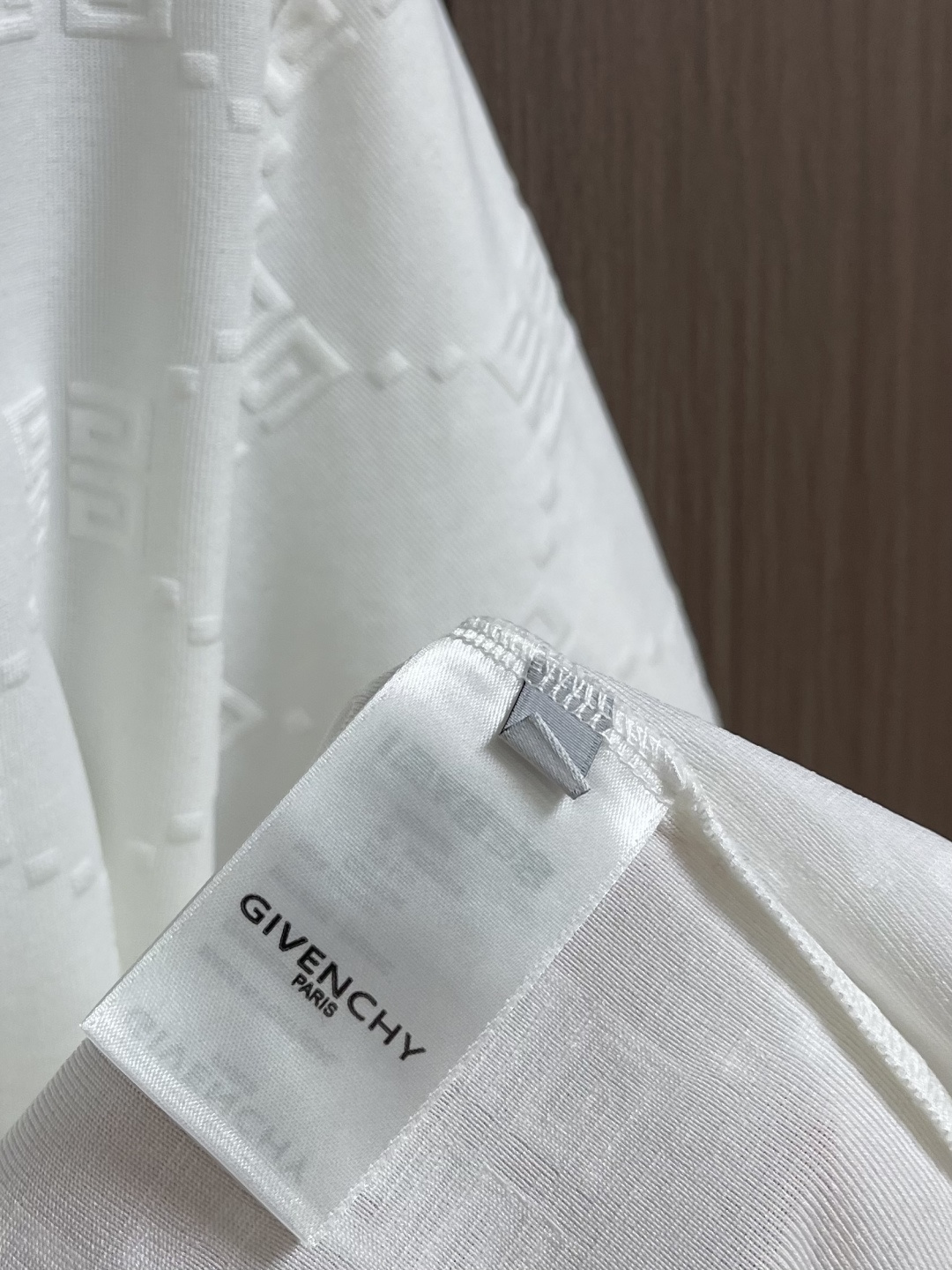 Givenchy 弹幕logo提花短袖T恤 采用60支丝光双股，面料采用长纱新疆棉双股缠绕定织而成。螺纹