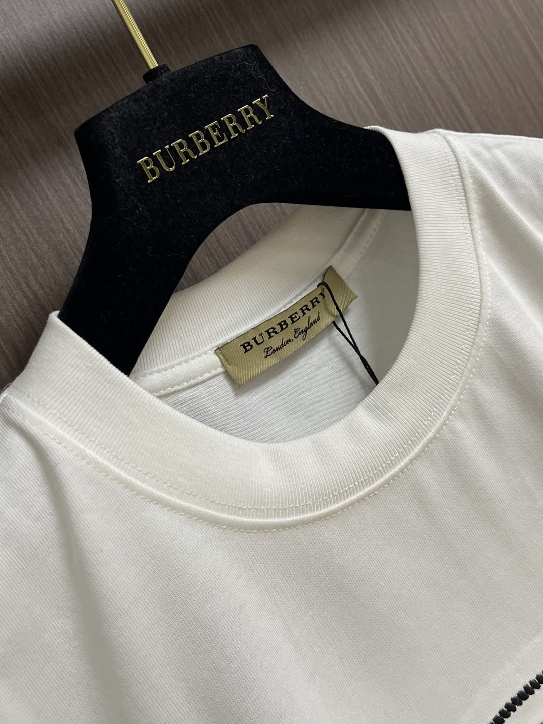 Burberry 战马刺绣短袖T恤，采用平织棉，点缀马术骑士徽标刺绣，采用圆领设计，呈现修身版型。整体走