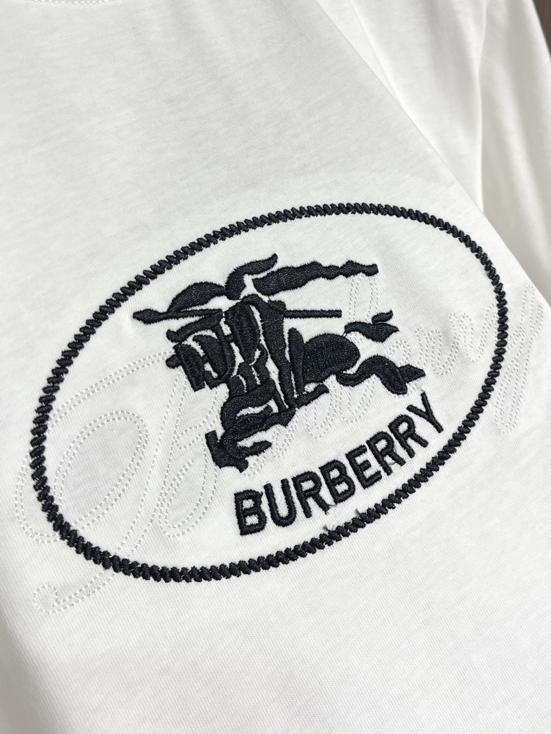 Burberry 战马刺绣短袖T恤，采用平织棉，点缀马术骑士徽标刺绣，采用圆领设计，呈现修身版型。整体走