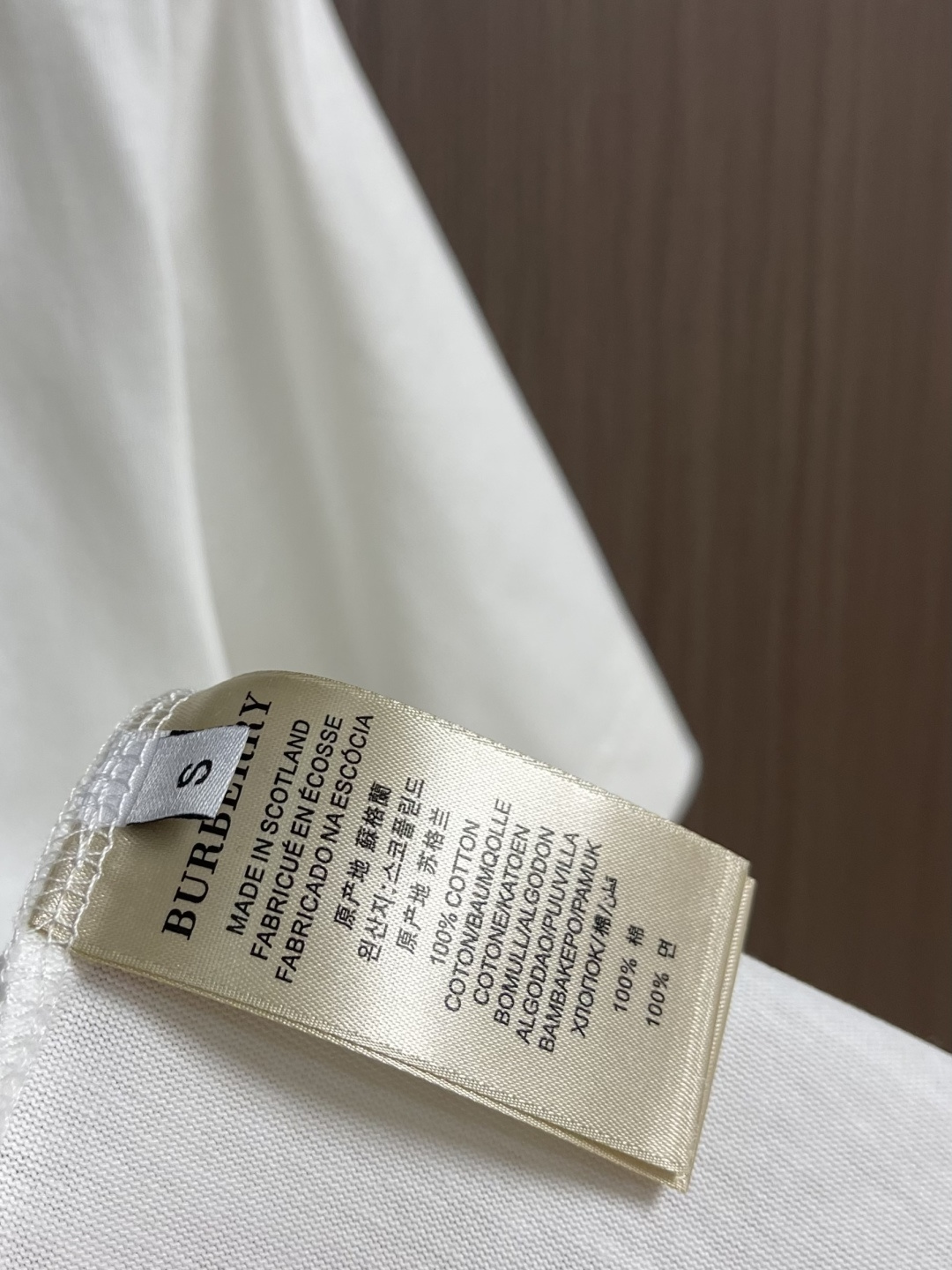Burberry 战马刺绣短袖T恤，采用平织棉，点缀马术骑士徽标刺绣，采用圆领设计，呈现修身版型。整体走
