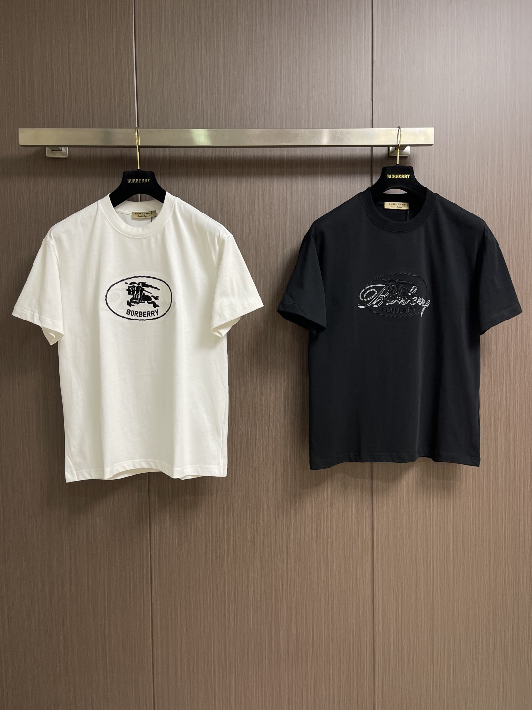 Burberry 战马刺绣短袖T恤，采用平织棉，点缀马术骑士徽标刺绣，采用圆领设计，呈现修身版型。整体走
