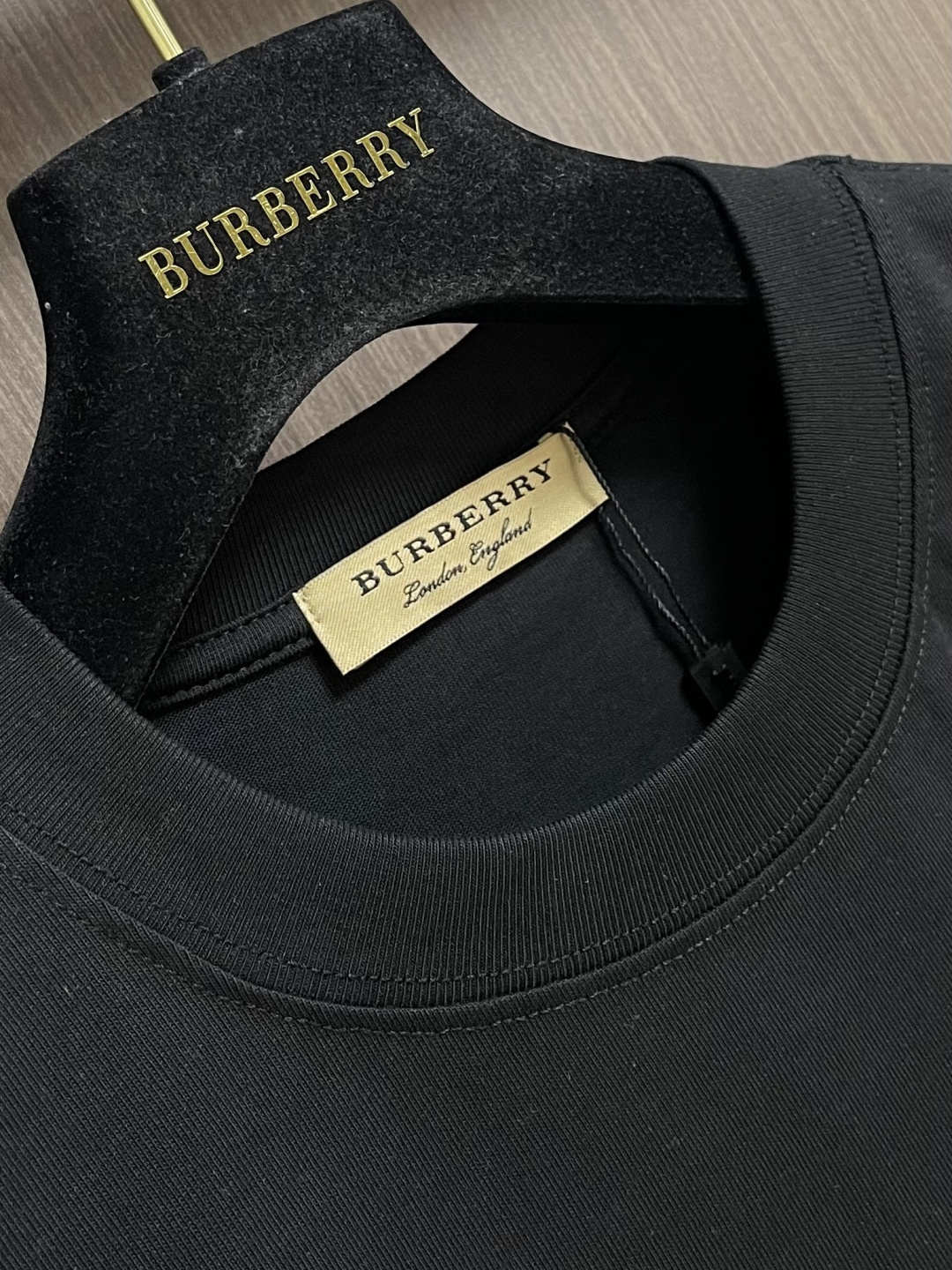 Burberry 战马刺绣短袖T恤，采用平织棉，点缀马术骑士徽标刺绣，采用圆领设计，呈现修身版型。整体走