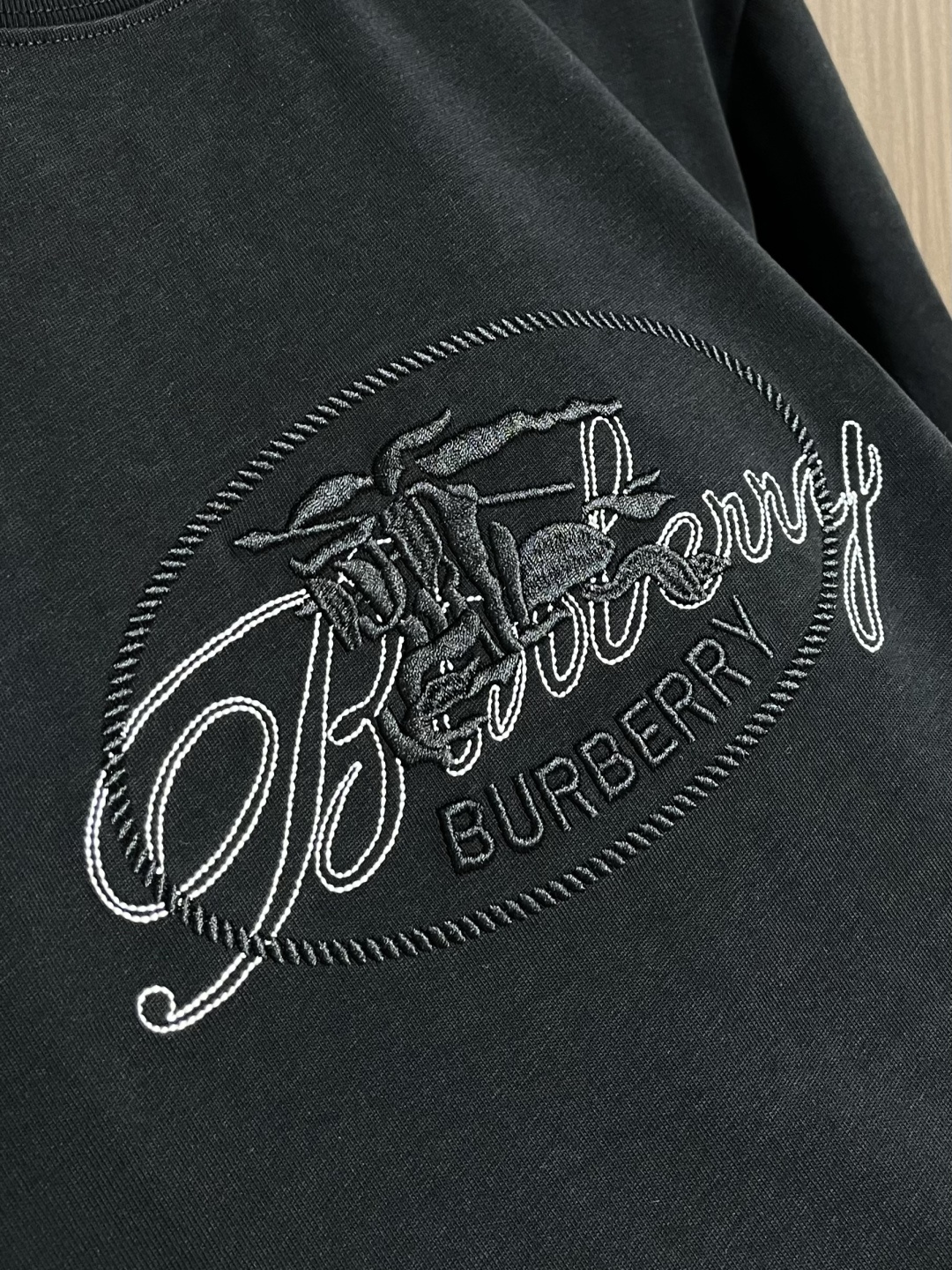 Burberry 战马刺绣短袖T恤，采用平织棉，点缀马术骑士徽标刺绣，采用圆领设计，呈现修身版型。整体走