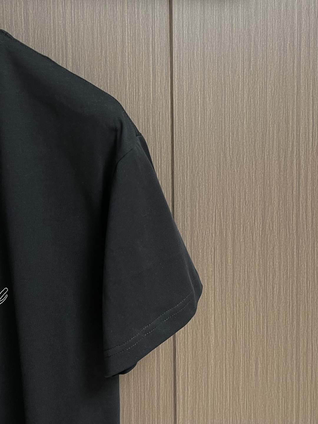 Burberry 战马刺绣短袖T恤，采用平织棉，点缀马术骑士徽标刺绣，采用圆领设计，呈现修身版型。整体走