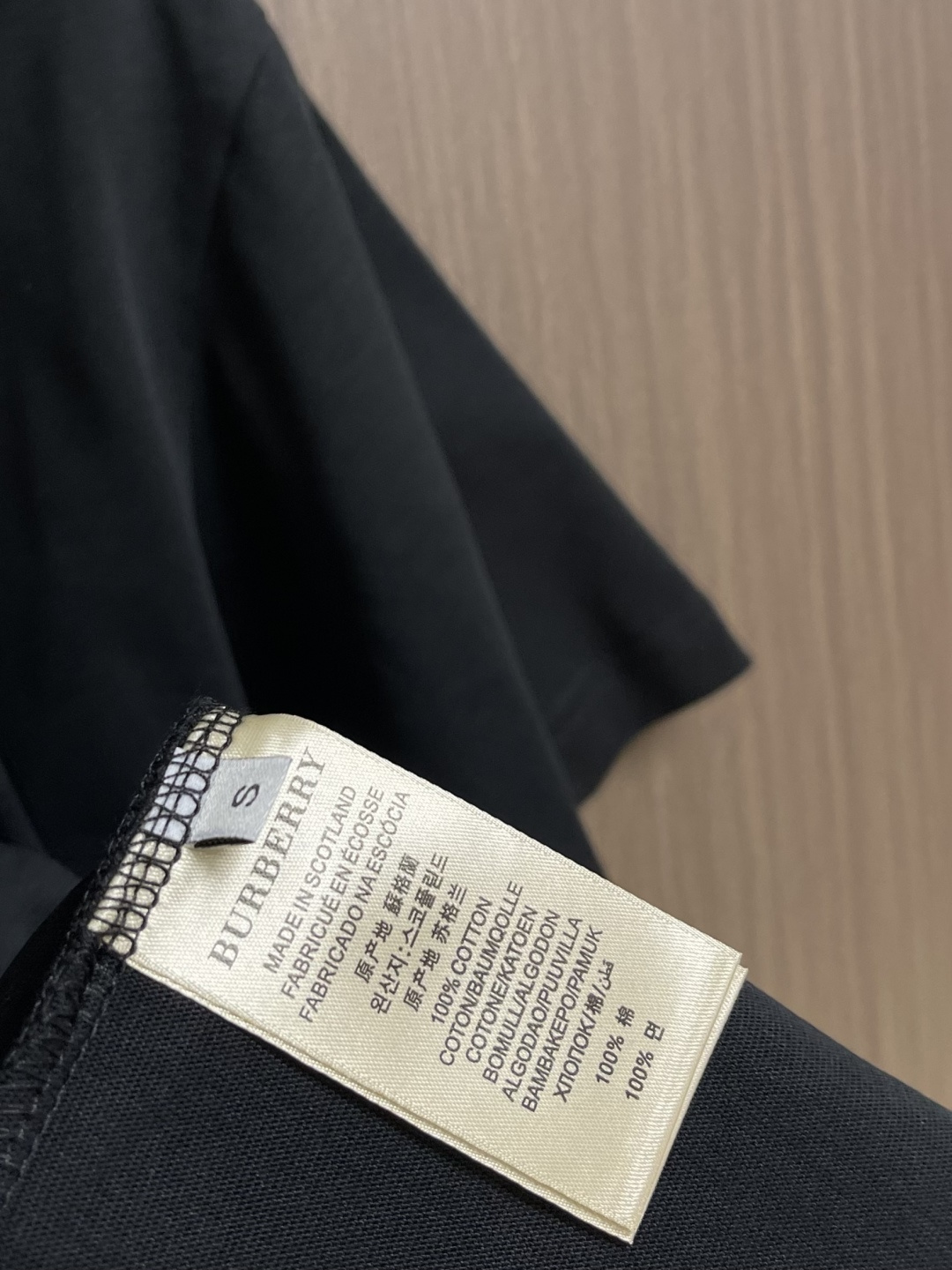Burberry 战马刺绣短袖T恤，采用平织棉，点缀马术骑士徽标刺绣，采用圆领设计，呈现修身版型。整体走