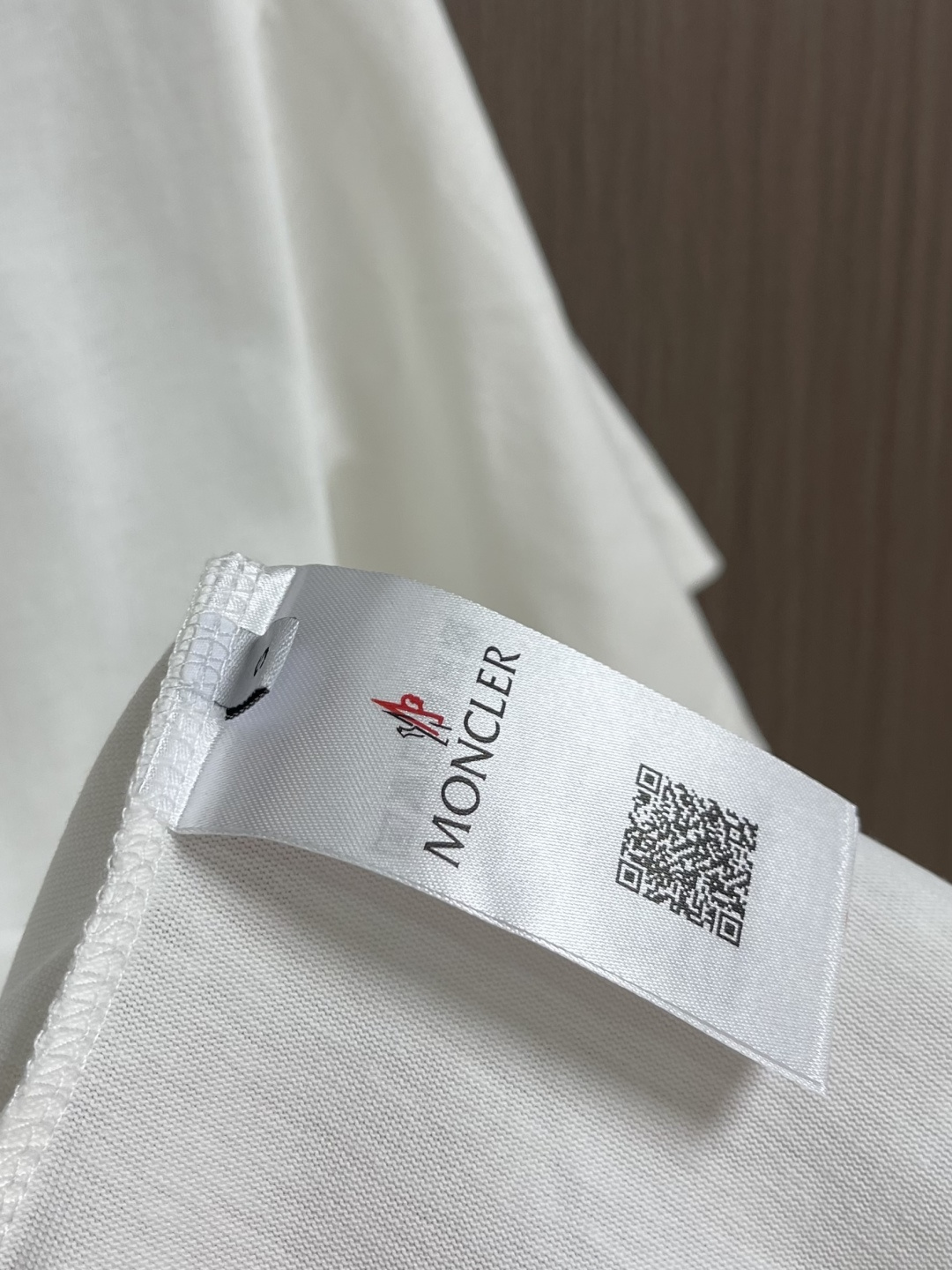 MONCLER 2026SS春夏短袖T恤，这款短袖面料采用32支双股新疆长绒棉紧密圆领短袖，领口用耐洗防
