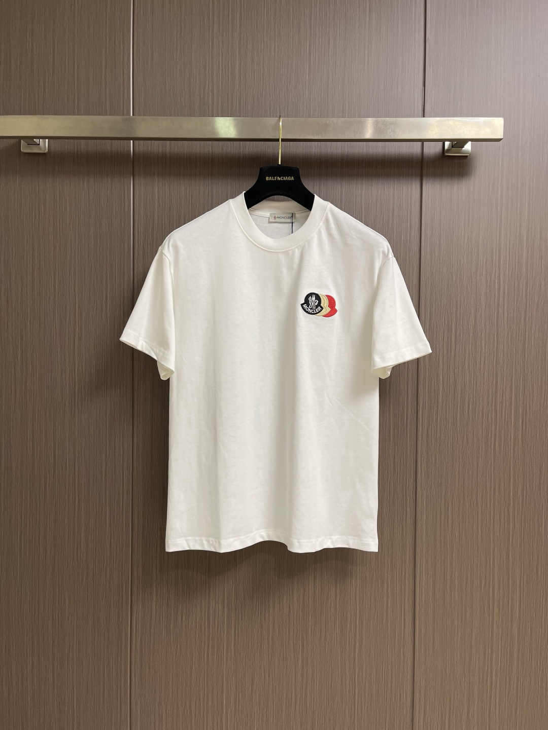 MONCLER 2026SS春夏短袖T恤，这款短袖面料采用32支双股新疆长绒棉紧密圆领短袖，领口用耐洗防