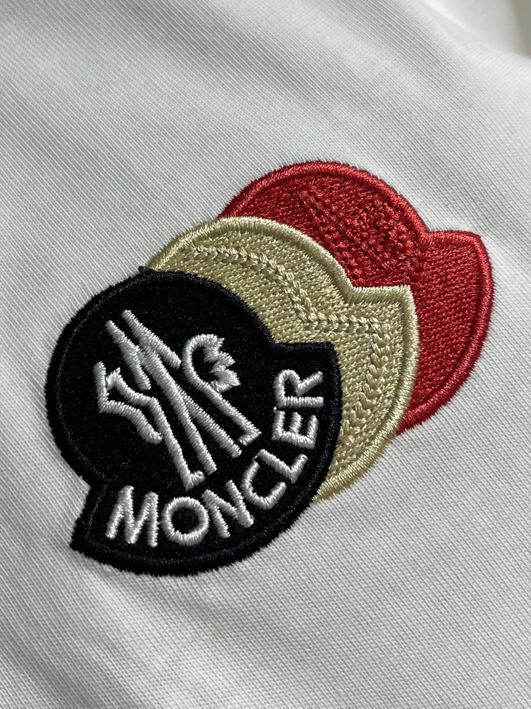 MONCLER 2026SS春夏短袖T恤，这款短袖面料采用32支双股新疆长绒棉紧密圆领短袖，领口用耐洗防