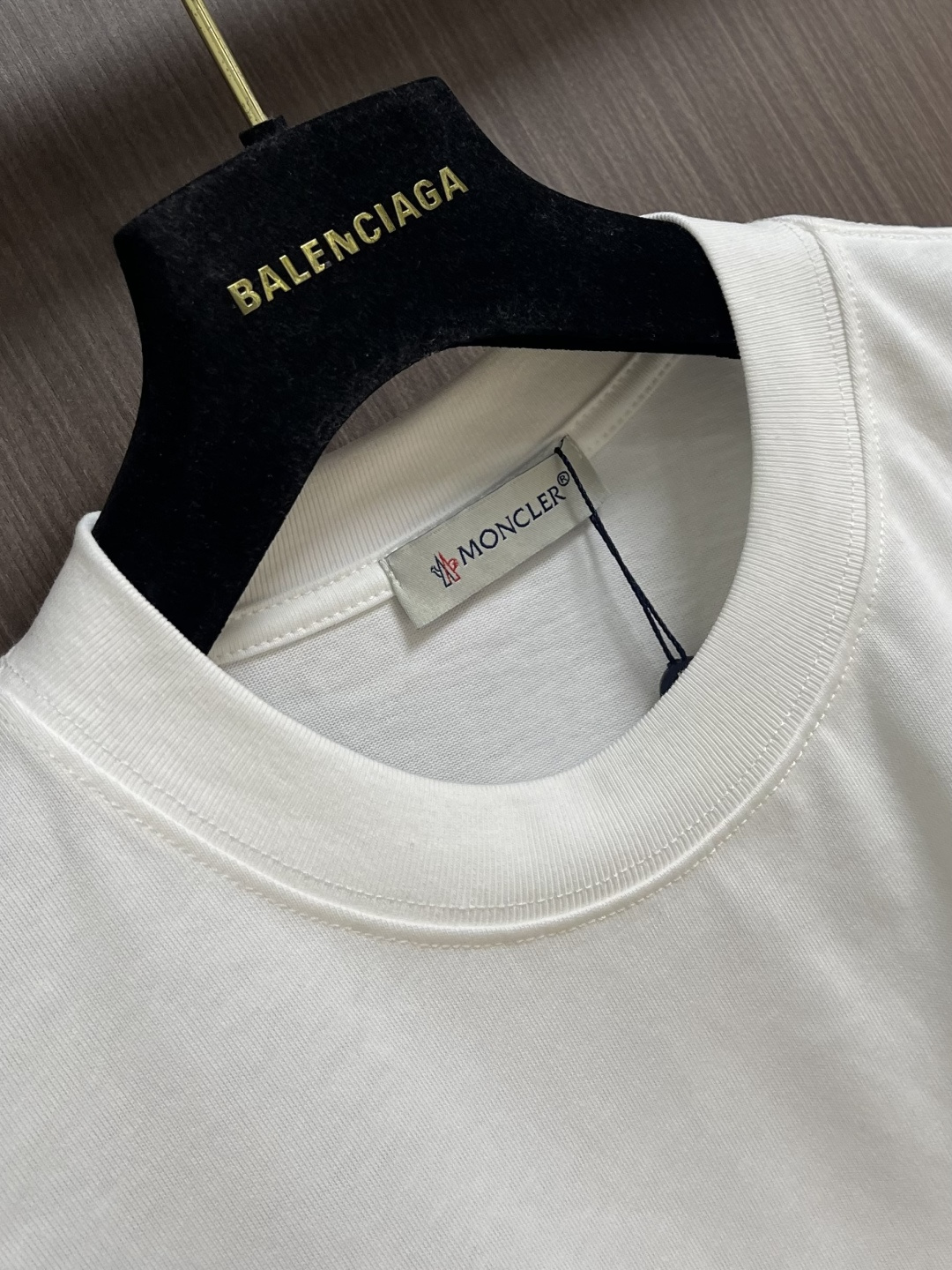 MONCLER 2026SS春夏短袖T恤，这款短袖面料采用32支双股新疆长绒棉紧密圆领短袖，领口用耐洗防