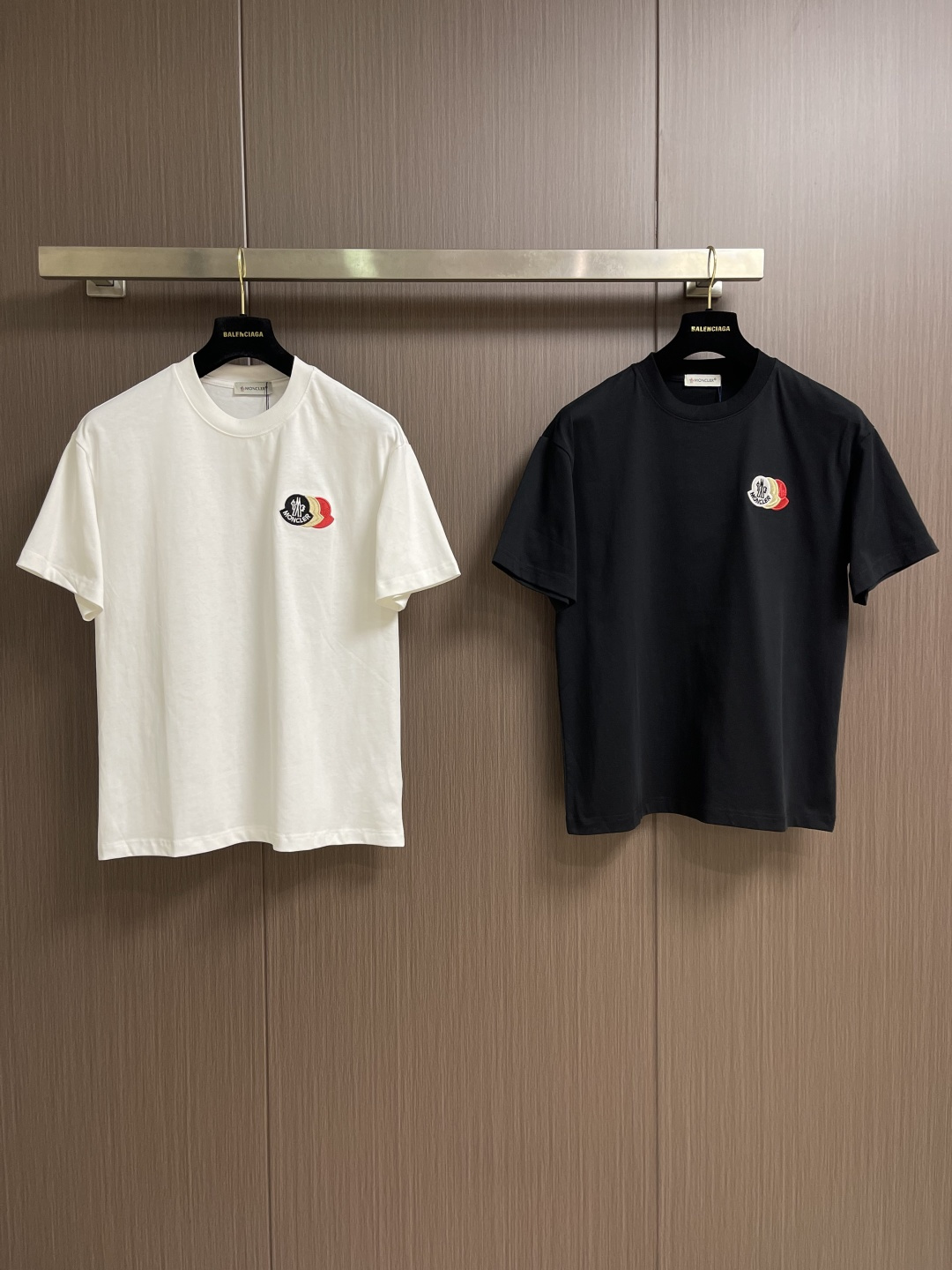 MONCLER 2026SS春夏短袖T恤，这款短袖面料采用32支双股新疆长绒棉紧密圆领短袖，领口用耐洗防
