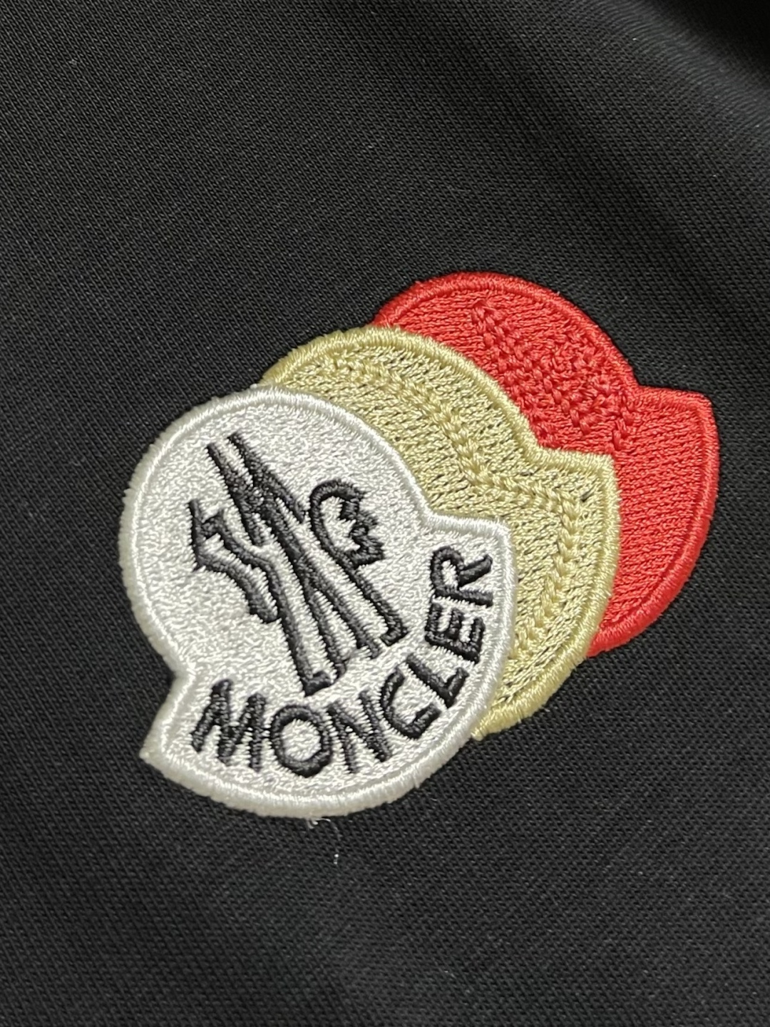 MONCLER 2026SS春夏短袖T恤，这款短袖面料采用32支双股新疆长绒棉紧密圆领短袖，领口用耐洗防