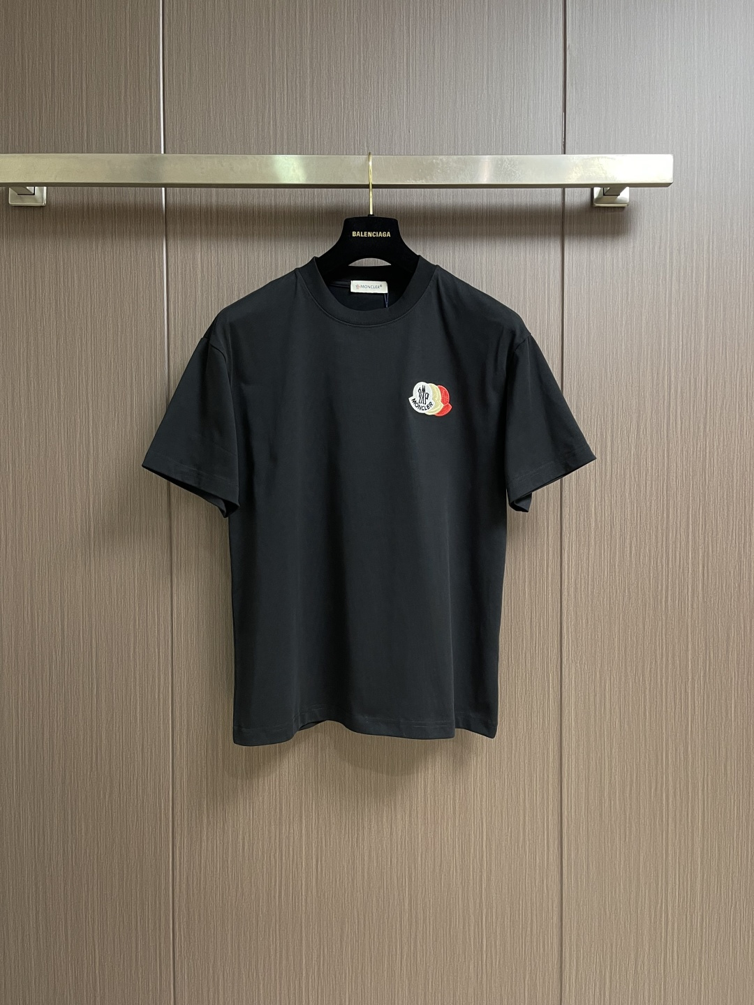 MONCLER 2026SS春夏短袖T恤，这款短袖面料采用32支双股新疆长绒棉紧密圆领短袖，领口用耐洗防