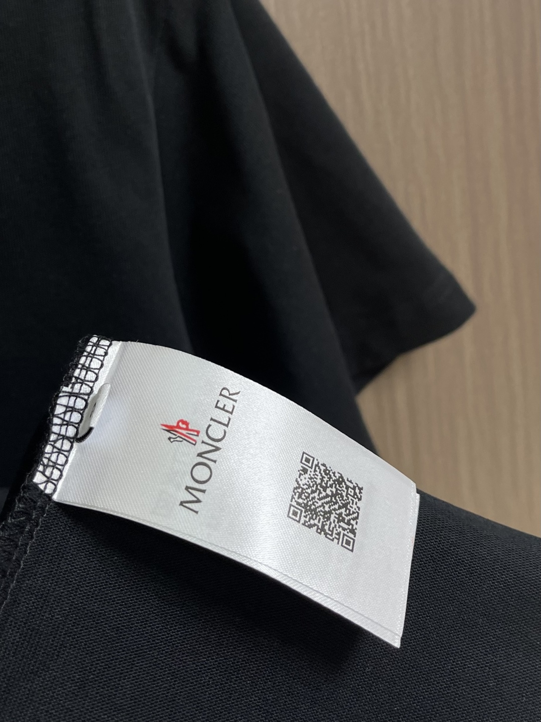 MONCLER 2026SS春夏短袖T恤，这款短袖面料采用32支双股新疆长绒棉紧密圆领短袖，领口用耐洗防