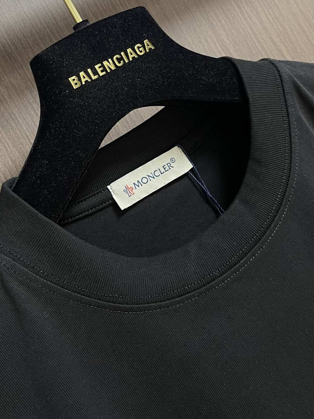 MONCLER 2026SS春夏短袖T恤，这款短袖面料采用32支双股新疆长绒棉紧密圆领短袖，领口用耐洗防