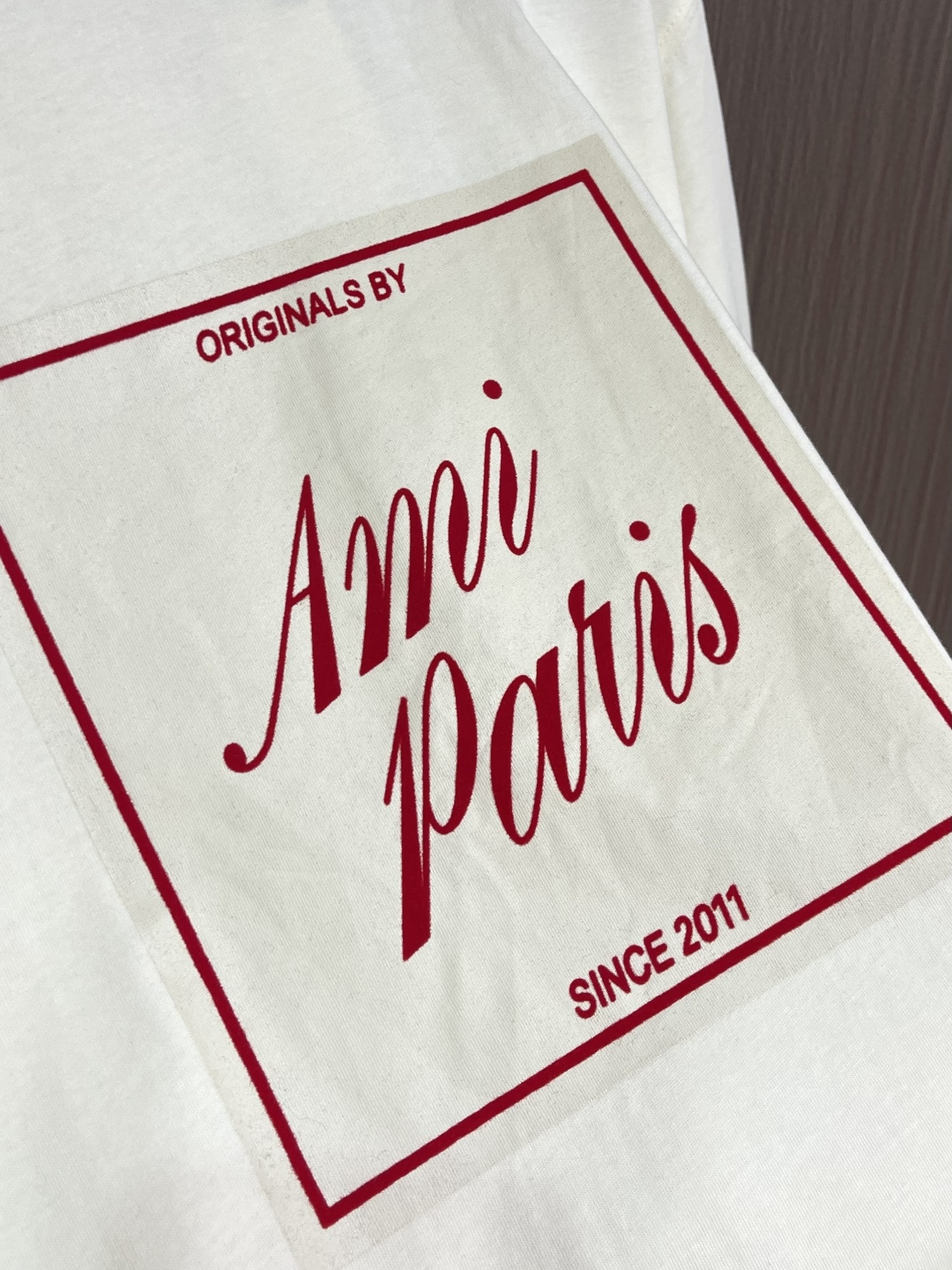 Ami Paris 复古印花短袖T恤 定制双股高密重磅棉 柔软细腻 舒适贴肤 柔和的米白为画布 温柔且富