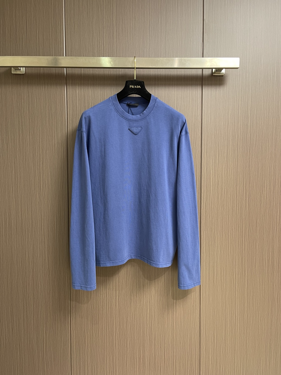 Prada 蓝三角圆领长袖T恤，采用12支精棉平纹针织面料，克重为230gm2；搭配32支双纱高罗纹，克