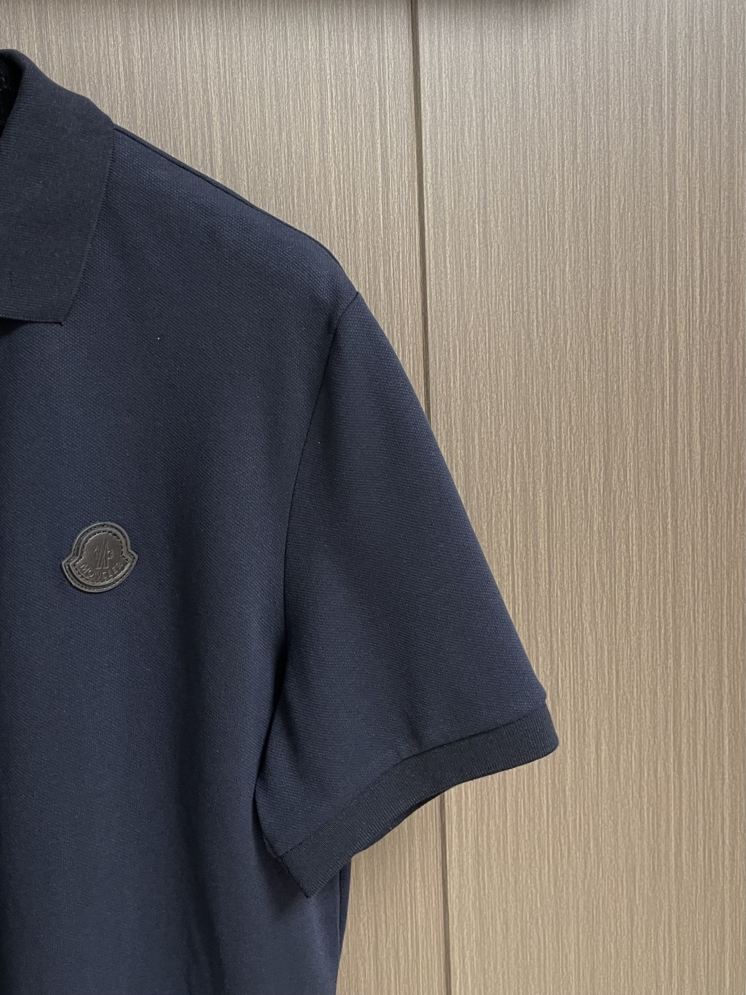 Moncler 2026SS早春新款立体仔章POLO衫 短袖马球衫，定制字母标识纽扣，细节到位，采用10
