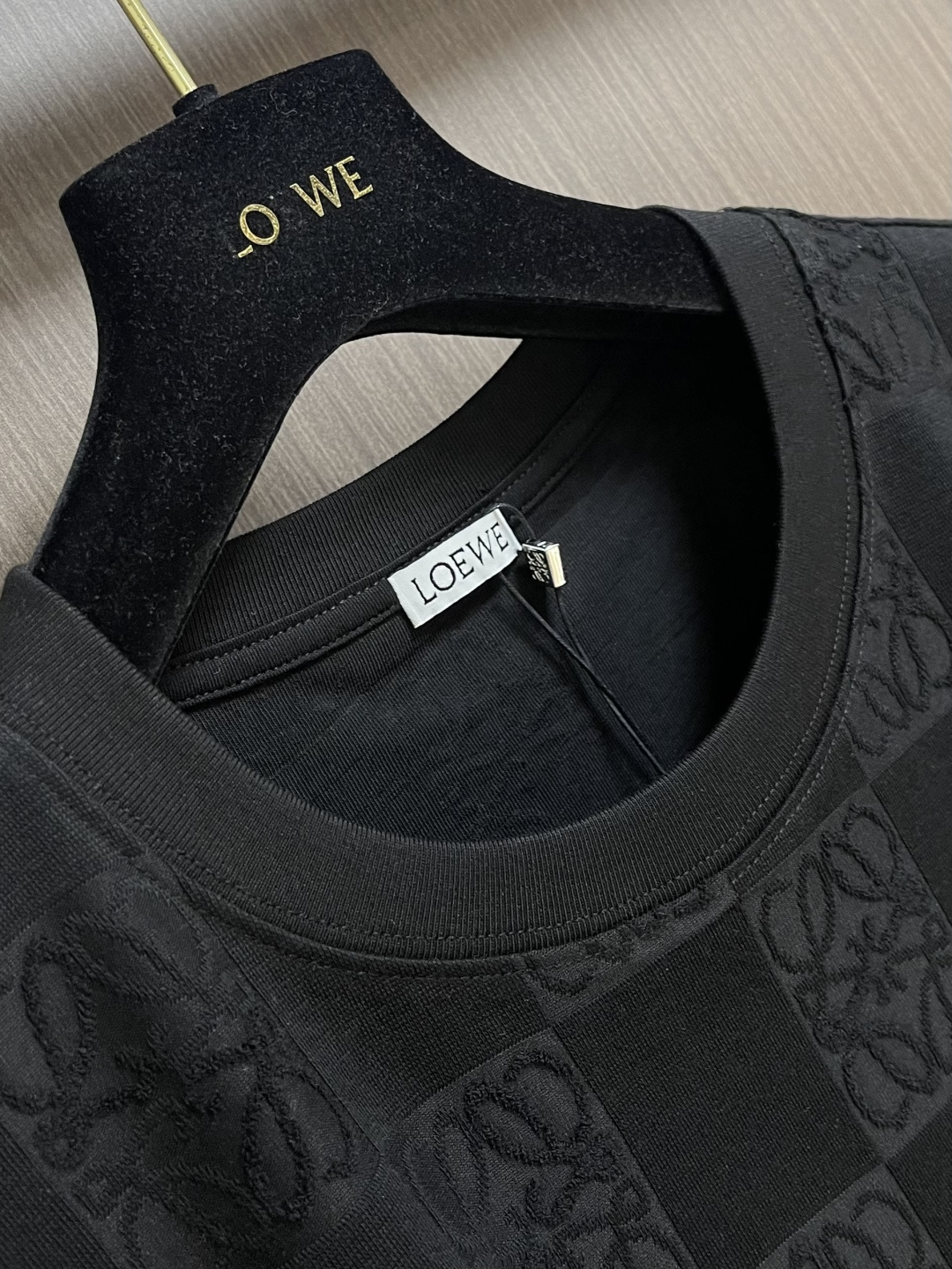 LOEWE 弹幕logo提花短袖T恤 采用60支丝光双股，面料采用长纱新疆棉双股缠绕定织而成。螺纹搭配1