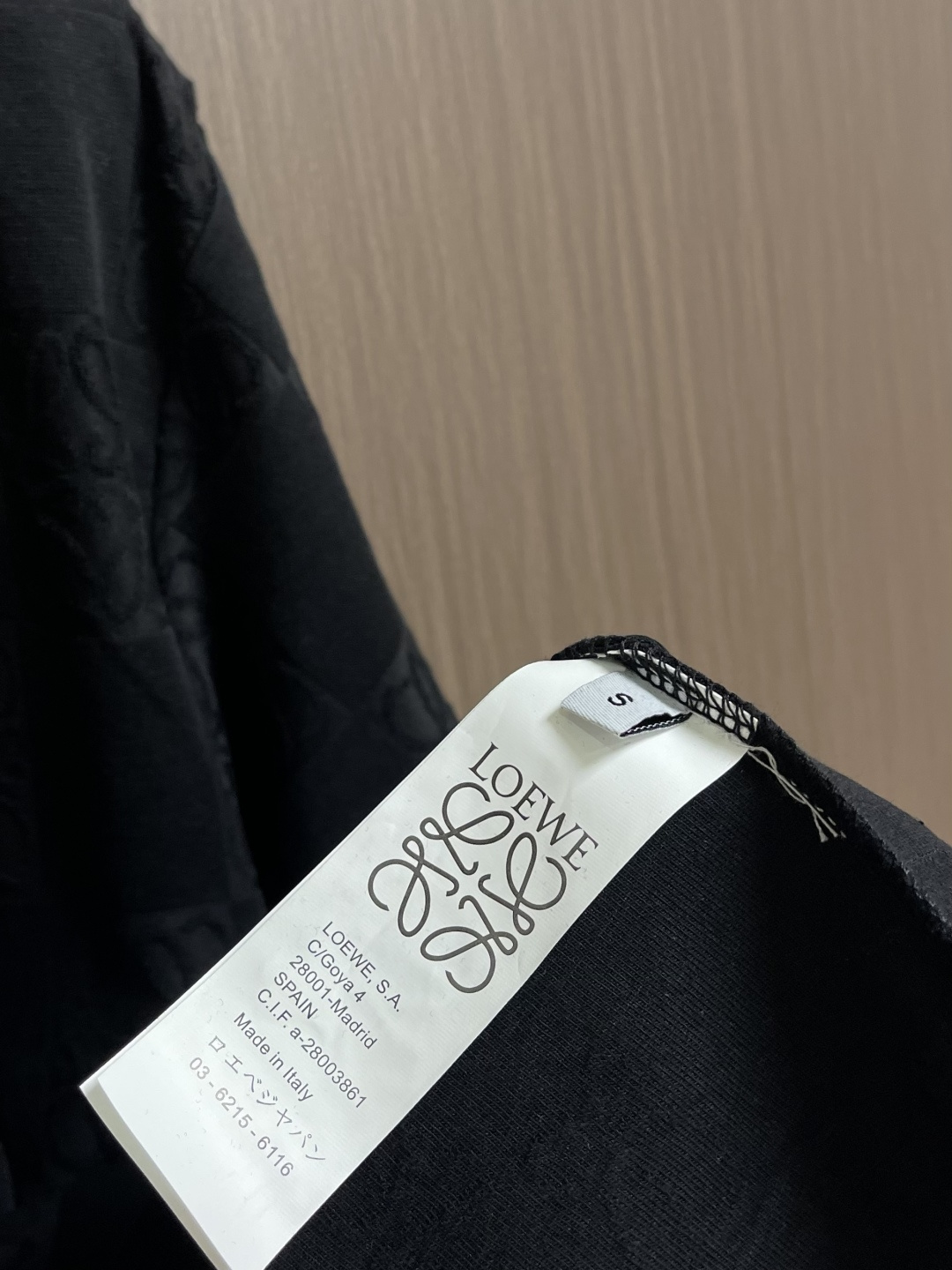 LOEWE 弹幕logo提花短袖T恤 采用60支丝光双股，面料采用长纱新疆棉双股缠绕定织而成。螺纹搭配1