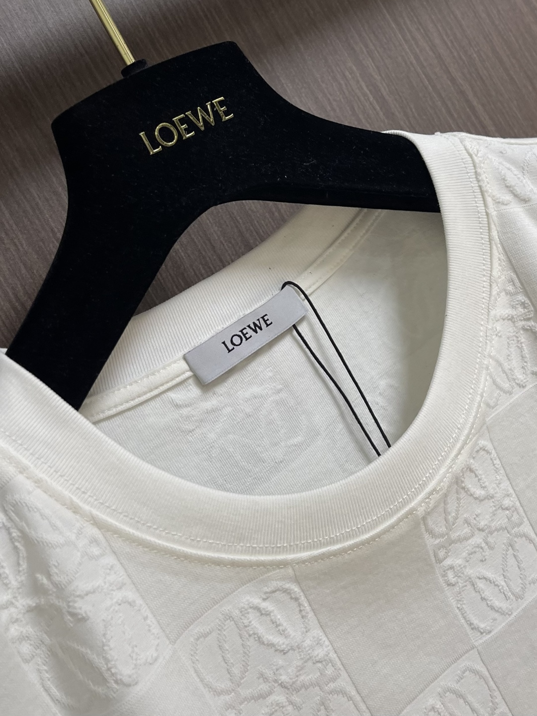 LOEWE 弹幕logo提花短袖T恤 采用60支丝光双股，面料采用长纱新疆棉双股缠绕定织而成。螺纹搭配1